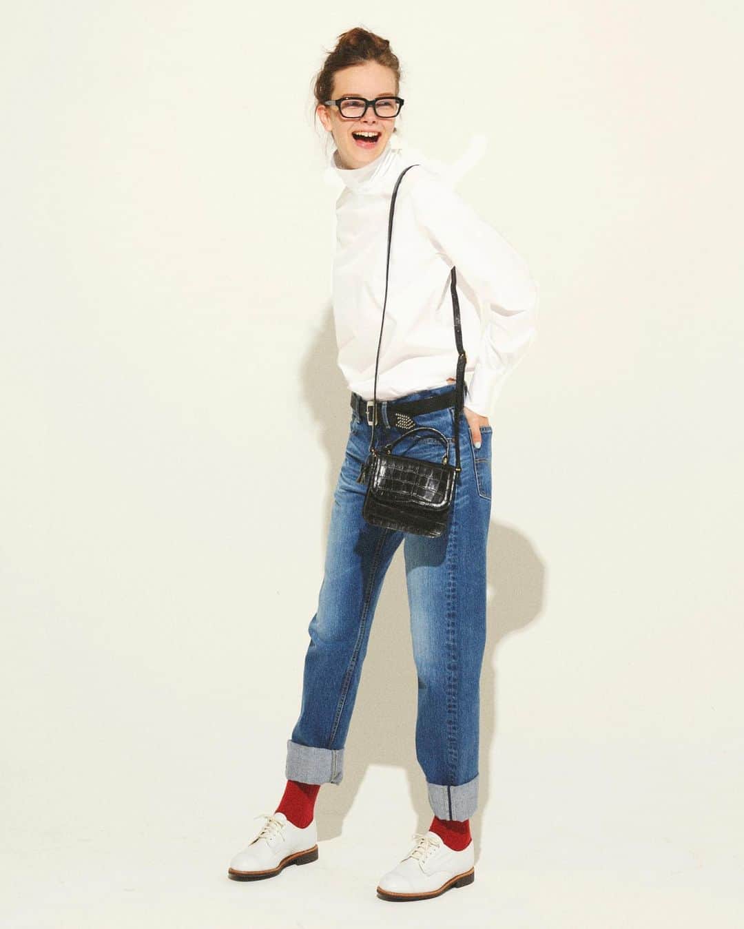 のインスタグラム：「このコーデ、シンプルにみえてお洒落に見えるコツがあるんです☝️ 一番のポイントは足元！パンツの裾を太めにロールアップして、アクセントカラーの赤ソックスをチラ見せ。シューズはハンサムな白の革靴をピックアップ👞 明日からでもマネできる足元お洒落のテクニック、ぜひお試しあれ♡  ・・・・・・・・・・・・・・・・・・・・・・・・・・ #cluel #クルーエル #cluelmagazine #クルーエル女子 #fashion #ファッション好き #おしゃれ #グッドガール  #デニムコーデ #タートルネックT #眼鏡女子 #ショルダーバッグ #赤ソックス #レースアップシュース #シンプルが好き   こちらのアカウントもフォローしてね！ @cluel_homme @navys_magazine」