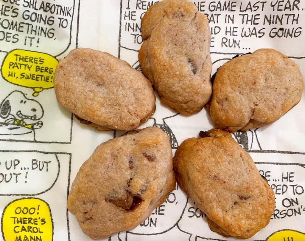 浜平恭子さんのインスタグラム写真 - (浜平恭子Instagram)「‪最近、クッキーのちょこっと焼きにハマっています(๑′ᴗ‵๑)‬ ‪その日食べる分だけちょこっと焼く🍪‬ ‪今朝は、赤ワイン塩キャラメルチョコクッキーを作りました✨‬ ‪オシャレ風な響きですが（笑）冷蔵庫にあったものを入れただけですよ😉‬ ‪バターは使わず、少量のサラダ油で⚖‬ ‪形が整っていなくてすみません💦‬  このペーパーナプキンは、神戸のPEANUTS HOTELで買いました🐶  #クッキー #お菓子作り  #手作りクッキー  #SNOOPY #スヌーピー #PEANUTS #神戸 #PEANUTSHOTEL」7月14日 12時01分 - hamahi1231