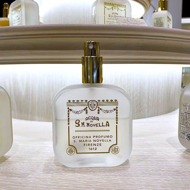 のインスタグラム：「Santa Maria Novella PICK UP COLLECTION At 7F HANKYU BEAUTY #Hankyu #HANKYUMODE #umedahankyu #阪急うめだ本店 #うめだ阪急 #阪急百貨店 #osaka #umeda #mode #SantaMariaNovella #サンタマリアノヴェッラ #オーデコロン #バス #インテリア #ポプリ #ローズウォーター」