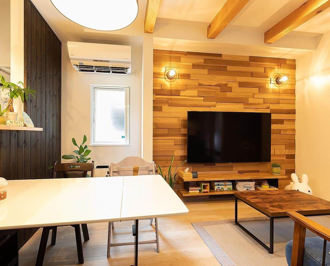 homelife 夢を叶える暮らし方のインスタグラム：「【ダイニングキッチン】 . . ダイニングキッチンで自然と家族が集まる空間に。 キッチンのアクセントタイルが素敵です(^^)/ . . こちらのアカウントではホームライフのお施主様の施工写真を投稿しています。 その他の施工写真は、 @homelife_gallery のURLからご覧いただけます。 . 家づくりの資料請求はコチラから @homelife_shiryou . . #キッチン #ダイニングキッチン #壁紙 #リビング #ニッチ #絵本  #家族団らん #ペンダイトライト #アクセントタイル #マイホーム計画 #ローコスト住宅 #マイホーム #夢のマイホーム #間取り #シンプルな暮らし #暮らしを楽しむ #注文住宅 #自由設計 #デザイン住宅 #リノベ #リフォーム #全国にいい家を #コラボハウスとコラボ #建築士と建てる  #homelife_京都 #homelife_大阪 #homelife_兵庫 #ホームライフ #ホームライフ100 #アーキホームライフ」