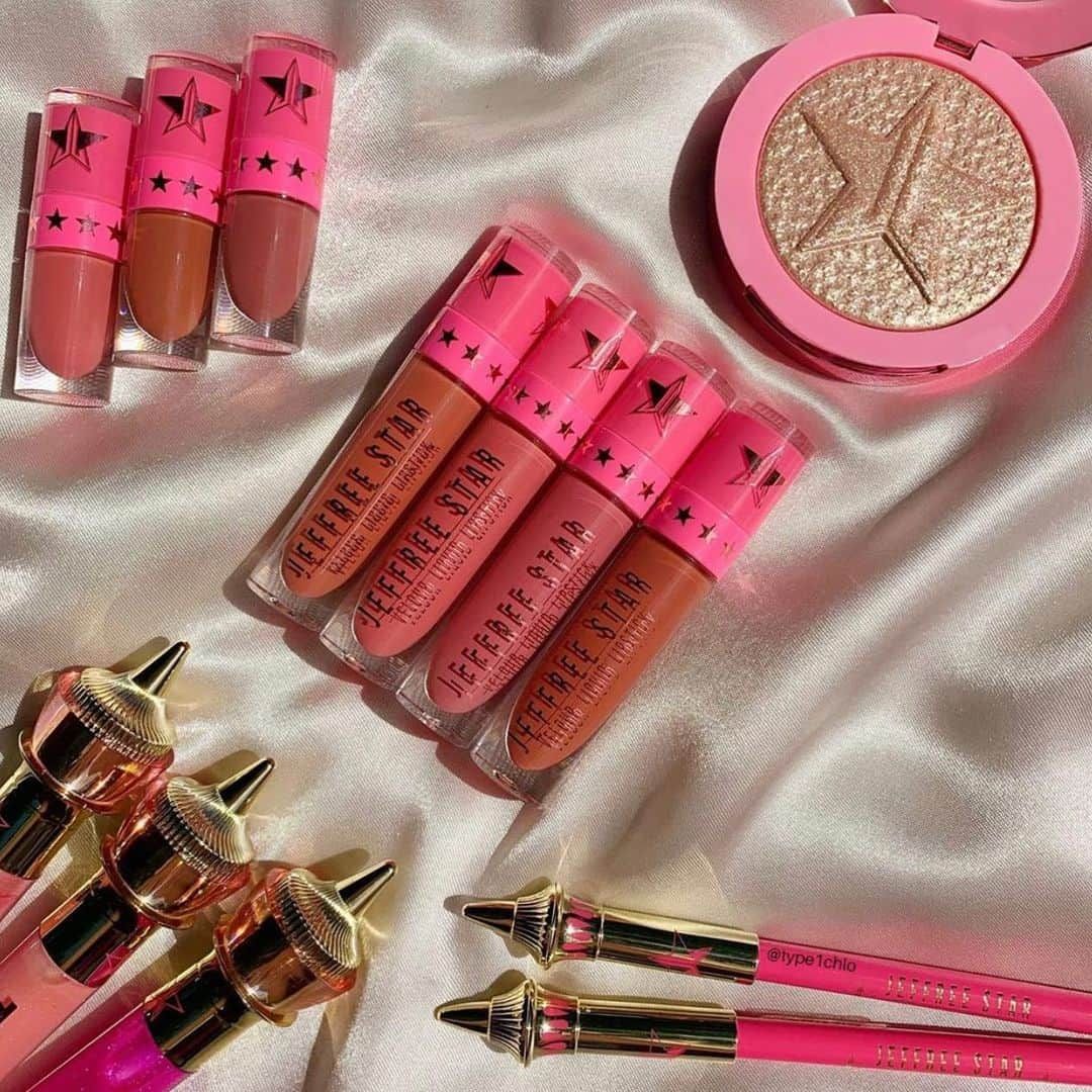 Jeffree Star Cosmeticsさんのインスタグラム写真 - (Jeffree Star CosmeticsInstagram)「Mix & match💕 @type1chlo lays out some #jeffreestarcosmetics essentials 🌟 What are your 3 must have products? ⬇️ #velourlipliner #velourliquidlipstick #thegloss #supremefrost」7月14日 12時00分 - jeffreestarcosmetics