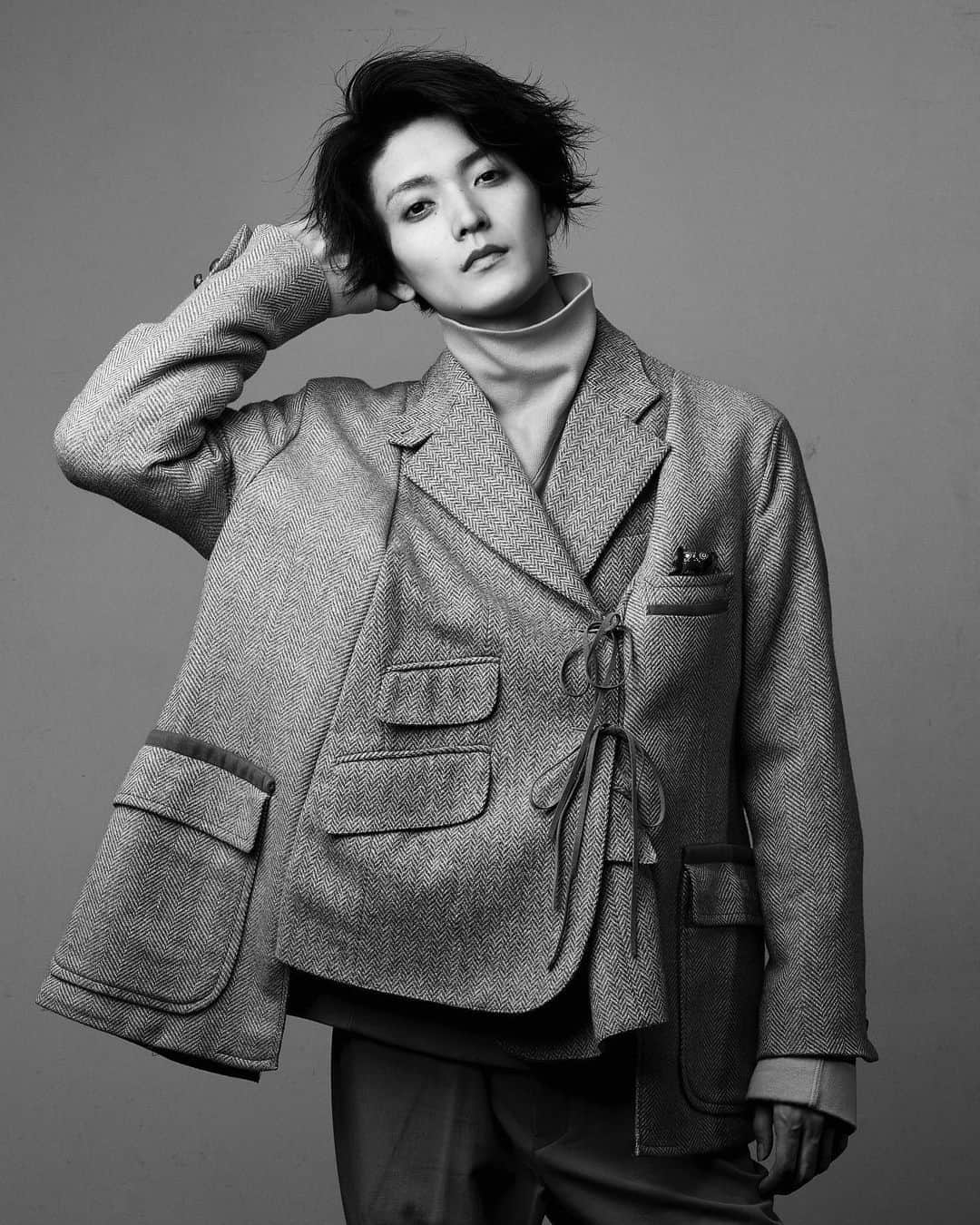 飯岡拓也のインスタグラム：「いつまでも古くならない写真を撮るのも好き！ model:山本涼介さん @ryosuke_y_515  stylist:岡村春輝さん @harukiokamura hairmake:いたつさん @it1031777 photo:僕 @takuyaiioka  #fashion #shooting #ファッション #作品撮り」