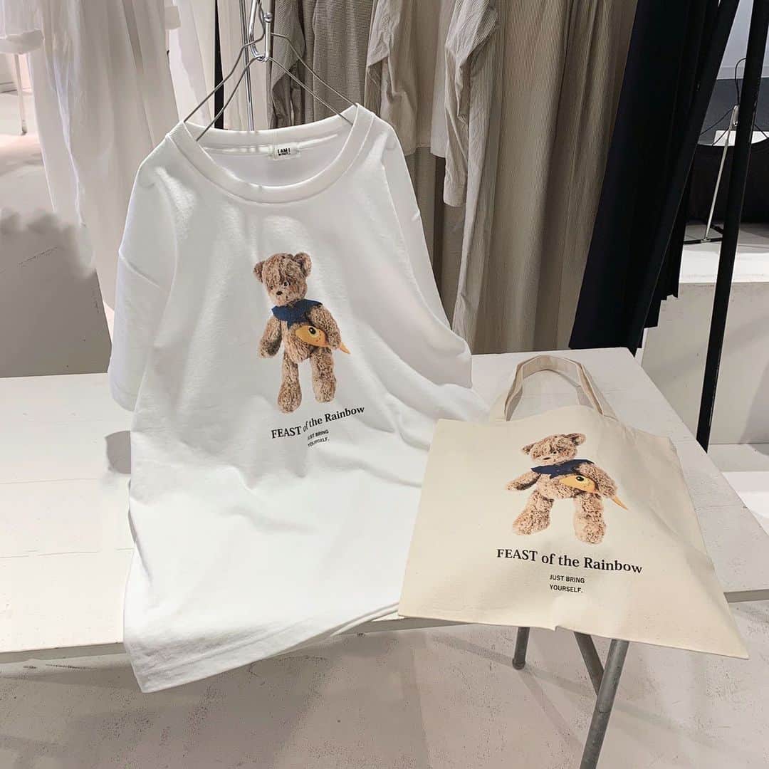 l'atelier du savonさんのインスタグラム写真 - (l'atelier du savonInstagram)「. . // new  arrival // . . 虹の川で釣った魚を持っています🐟 . . @iamiinfact  くまによる虹の宴Tshirt  ¥4,500+tax . くまによる虹の宴トートバッグ ¥3,500+tax . .  . #iamiinfact#アイアムアイ#コーディネート#スタッフコーデ#くまT#くま好き#アトリエドゥサボン#Tシャツコーデ#Tシャツ」7月14日 12時05分 - latelier_du_savon_official