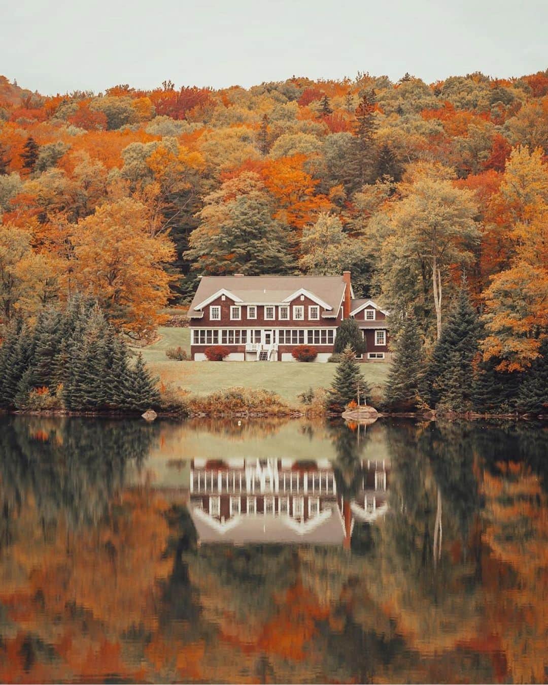 FOLKのインスタグラム：「As the fall issue is starting to come together I am finding myself wandering over to my favorite photographers for inspiration. @jessolm is one of the very best autumn photographers. I am smitten with all of her work, but especially the autumn stuff.」