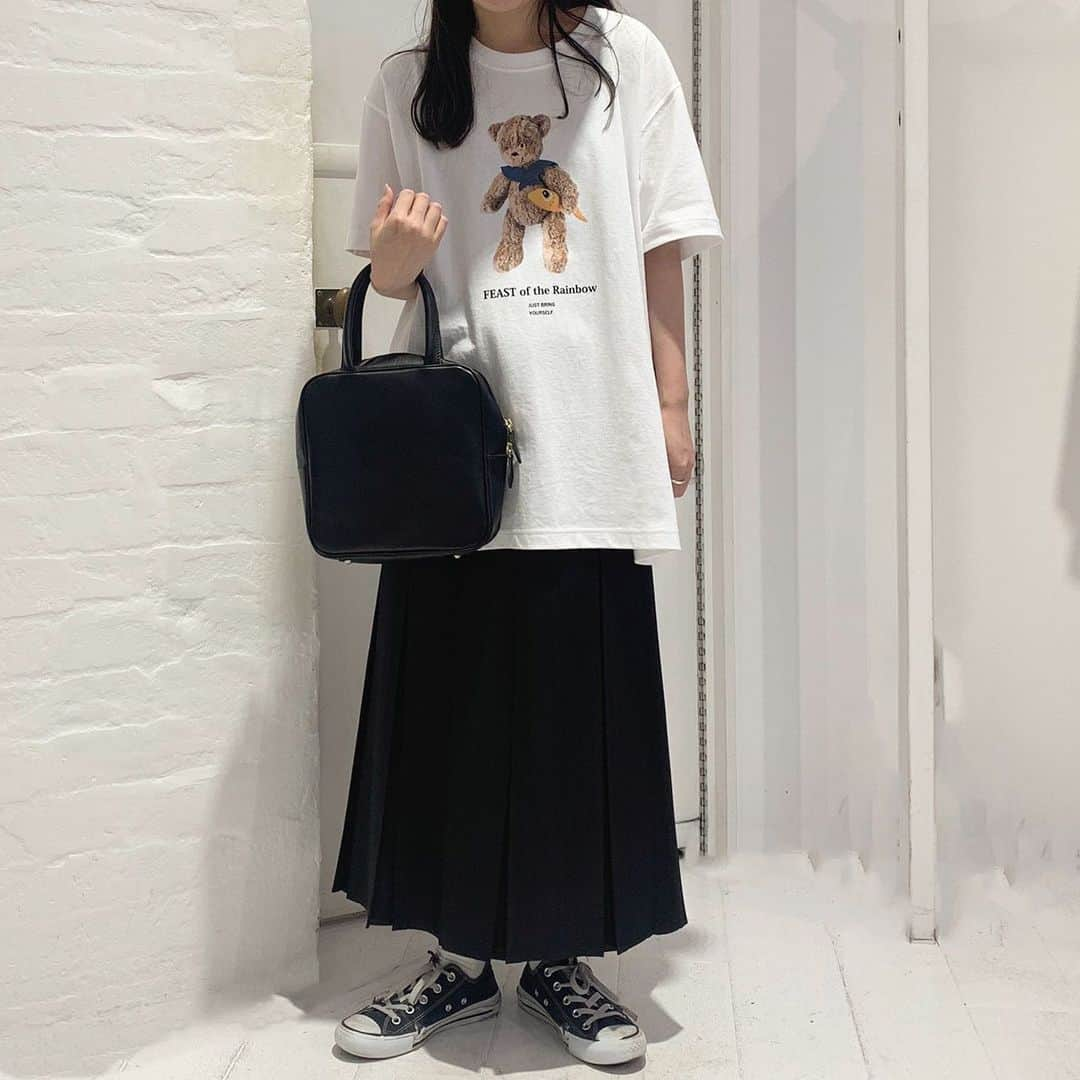 l'atelier du savonさんのインスタグラム写真 - (l'atelier du savonInstagram)「. . // staff coordinate // .  🧸　🐟 . . @iamiinfact  くまによる虹の宴Tシャツ ¥4,500+tax . @fig_london  wool mood boxpleats スカート ¥13,800+tax . grandma handbag ¥22,000+tax . . #アトリエドゥサボン #スタッフコーディネート#スタッフコーデ#iamiinfact#アイアムアイ#figlondon#フィグロンドン#コーディネート#カジュアルコーデ#くまTシャツ#Tシャツコーデ」7月14日 12時13分 - latelier_du_savon_official