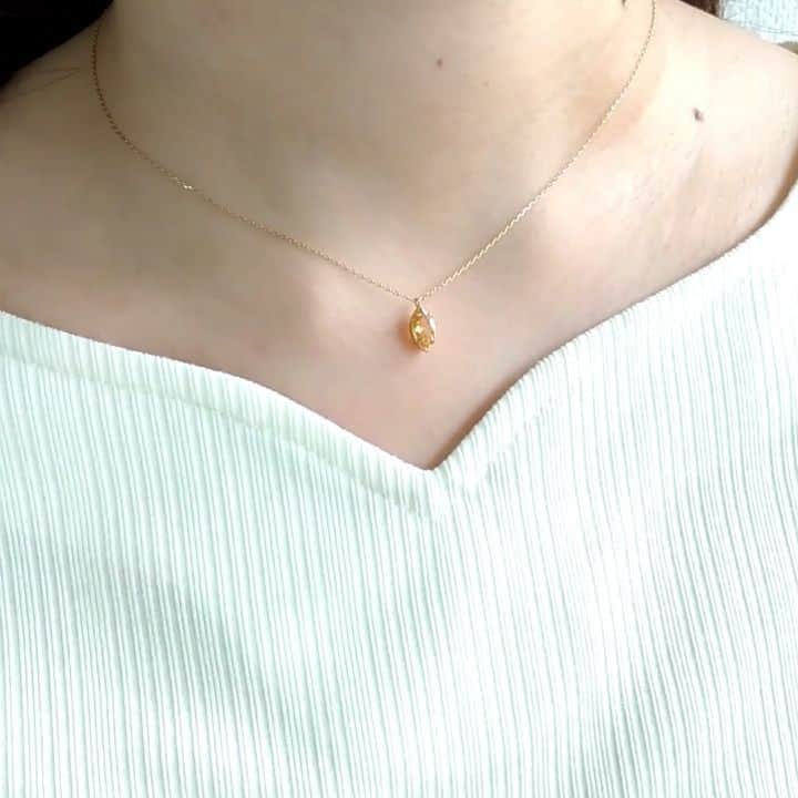 NOIR DE POUPEE_ZOZOTOWNのインスタグラム：「_ 肌なじみのよいシトリンのK10ネックレス。 天然石を添えるだけでデコルテに透明感を！ スッキリとしたマーキスシェイプがポイントです😉 . . . . #noirdepoupee #ノワールドプーペ #jewelry #ジュエリー #accessory #アクセサリー #ネックレス #necklace」