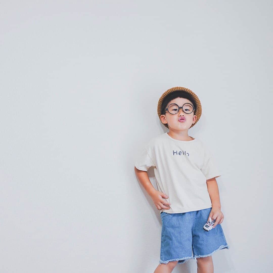 こども達をラブリーにさせる韓国子供服ですー☀さんのインスタグラム写真 - (こども達をラブリーにさせる韓国子供服ですー☀Instagram)「.  Hello&Goodbye Tee . . 正面に「Hello」 後ろに「Goodbye」 かすれロゴとラフな襟元が かっこいいデザイン✨  . おそろいのロンパースもあるので 兄弟で着れますよ♪  . . . ~~~~~~~~~~~~~~~~~~~~~~~ 税込み価格：￥1980 size:90~150 color：アイボリー/ムーングレー ~~~~~~~~~~~~~~~~~~~~~~~ . . . . model：@nonchorin model/4y6m/110cm/19kg Hello&Goodbye Tee size /9/120size  . . . . . . . . . . .  #韓国子供服 #マリンキャッスル #くすみカラー #ニュアンスカラー #女の子ママ #男の子ママ #ナチュラル #こども服 #ベビー服 #こどものいる暮らし #保育園着 #幼稚園着 #コドモノ #おしゃれママさんとつながりたい #夏コーデ #韓国こども服 　#産休　#育休　#モニタープレゼント　#サマーファッション　#marinecastlewear #summerkidswear #シャーベットカラー #オーバーサイズ #海水浴やキャンプに　#楽天summersale　#韓国ファッション　#hellogoodbyetee #兄弟リンクコーデ」7月14日 12時17分 - marinecastle_kids