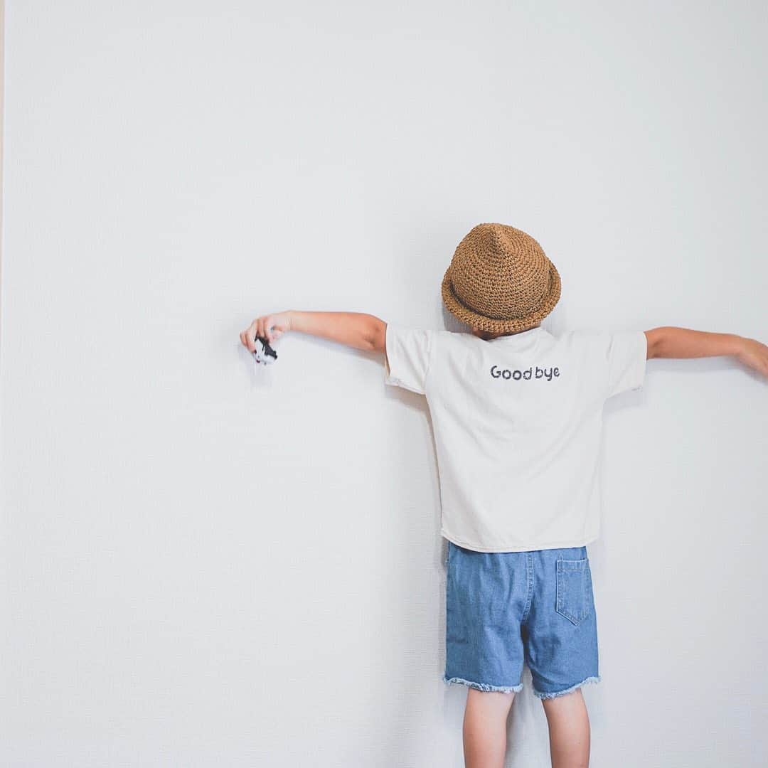こども達をラブリーにさせる韓国子供服ですー☀さんのインスタグラム写真 - (こども達をラブリーにさせる韓国子供服ですー☀Instagram)「.  Hello&Goodbye Tee . . 正面に「Hello」 後ろに「Goodbye」 かすれロゴとラフな襟元が かっこいいデザイン✨  . おそろいのロンパースもあるので 兄弟で着れますよ♪  . . . ~~~~~~~~~~~~~~~~~~~~~~~ 税込み価格：￥1980 size:90~150 color：アイボリー/ムーングレー ~~~~~~~~~~~~~~~~~~~~~~~ . . . . model：@nonchorin model/4y6m/110cm/19kg Hello&Goodbye Tee size /9/120size  . . . . . . . . . . .  #韓国子供服 #マリンキャッスル #くすみカラー #ニュアンスカラー #女の子ママ #男の子ママ #ナチュラル #こども服 #ベビー服 #こどものいる暮らし #保育園着 #幼稚園着 #コドモノ #おしゃれママさんとつながりたい #夏コーデ #韓国こども服 　#産休　#育休　#モニタープレゼント　#サマーファッション　#marinecastlewear #summerkidswear #シャーベットカラー #オーバーサイズ #海水浴やキャンプに　#楽天summersale　#韓国ファッション　#hellogoodbyetee #兄弟リンクコーデ」7月14日 12時17分 - marinecastle_kids