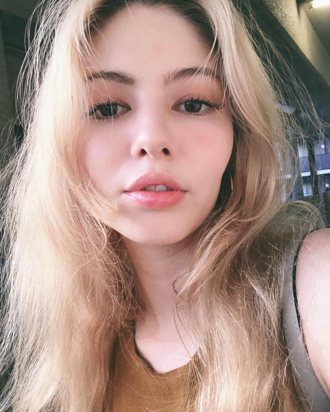 のインスタグラム：「かに🦟ほっぺとおでこさされた😂集中してたら気づかないもんだね(笑)凄くかにさされちゃう人？🙋‍♀️痒くて嫌だよね😂みんな良い一日を❤️ just got a mosquito bite on my forehead and cheek lol I was so concentrated that didn’t realize it 😂 have a good day everyone ✨ olha a picada de mosquito que levei na testa e buchecha kkk😂 tão concentrada que nem percebi rs. Tenha um dia lindo gente.  ✨ ✨ ✨ ✨ ✨ #julianaminato #湊ジュリアナ #ジュリアナ #rainyseason☔️ #mosquitobites #蚊 #雨の日 #梅雨2020 #メイク大好き #メイク好き #ブロンドヘア #ブロンドヘアー」
