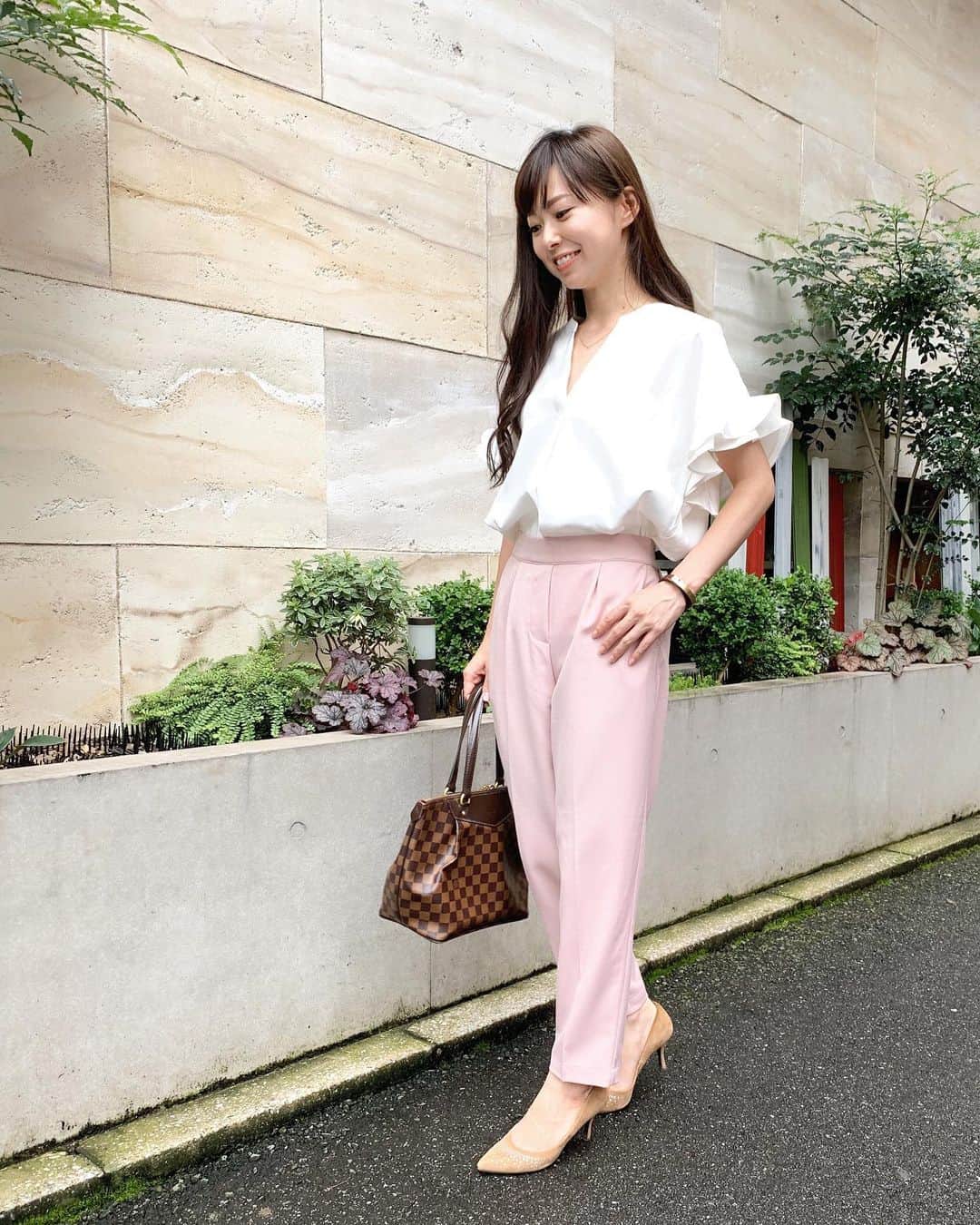 のインスタグラム：「✩*॰ 届いたばかりのお洋服って すぐ着たくなってしまう☺️ . tops #basement #ベースメントオンライン  pants #pierrot #ピエロ  pumps #diana #ダイアナ  bag #louisvuitton #ルイヴィトン  necklace #tiffany #ティファニー  . . #153cm#ママコーデ#ワーママ」