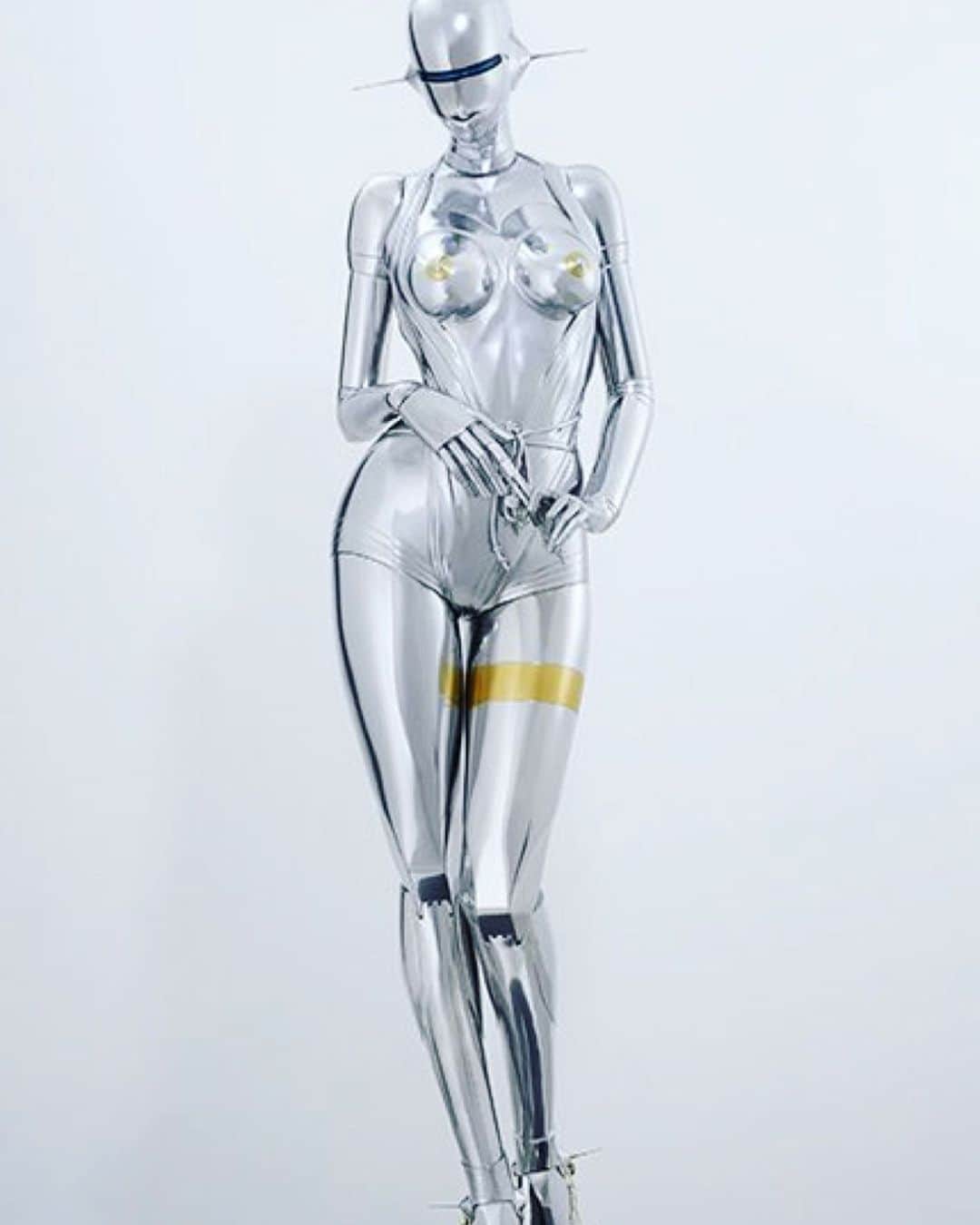 のインスタグラム：「I met her few years ago at @moriartmuseum  数年前、 @moriartmuseum で初めてあった彼女🤖あの時の展示素敵だったな！ イーロンマスクくん(さん)のお部屋みたいにお部屋の真ん中に飾りたいな👽 #アートが好き @moriartmuseum #hajimesorayama」