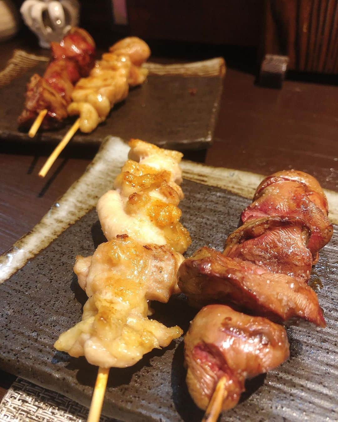 mimiさんのインスタグラム写真 - (mimiInstagram)「火曜サプライズにでてたお店🐓 焼き鳥が止まらない店　焼き膳彩鳥　　 @yakizen_ayatori  に行ってきたよ😋 TVでも絶賛されてた極上手羽先や唐揚げを食べれてHAPPY🤤💕 めちゃくちゃおいしかった😋 私が焼き鳥で一番好きな白レバーも食べれるの🤤❣️ プリプリ濃厚でたまらん美味しさ😆 鹿児島産鳥刺し三点盛りも本当に美味しいから是非食べて欲しい😋 今回お店のご好意で mimiのインスタ見たで TVで絶賛された 極上手羽先orももの唐揚げ をサービスしてくれるみたいなので 是非美味しくてコスパ最強な彩鳥を堪能して来てね😋❤️ 焼き鳥が好きな方はお任せ串だと一本100円でだしてくれるよ💕 （ストップ言うまで永遠とでてくるみたい😆） ・ #彩鳥 #竹ノ塚焼鳥 #竹ノ塚グルメ #焼鳥が止まらない店焼き膳彩鳥 #pr #コラボベース #焼き鳥が止まらない #焼き鳥好き #焼き鳥好きな人と繋がりたい #mimiディナー #極上手羽先 #鹿児島産鳥刺し #火曜サプライズ  #火曜サプライズアポなし旅 #月曜から夜ふかし #東京グルメ #鶏専門店 #インスタ探検隊 #グルメ部 #食べスタグラム #食いしん坊」7月14日 12時33分 - chan.mi3