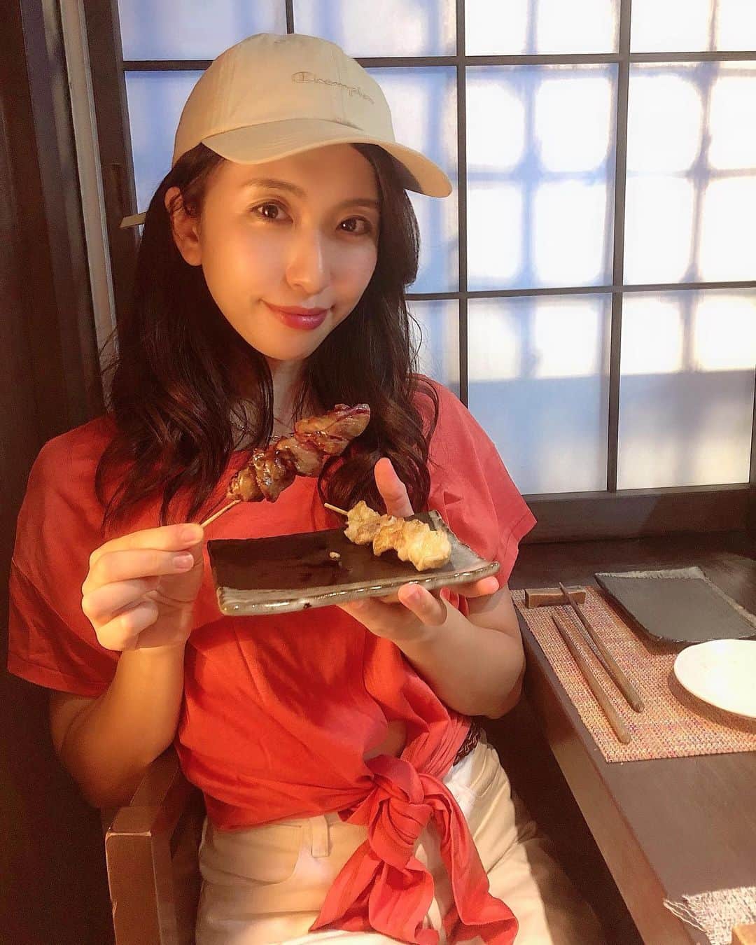 mimiさんのインスタグラム写真 - (mimiInstagram)「火曜サプライズにでてたお店🐓 焼き鳥が止まらない店　焼き膳彩鳥　　 @yakizen_ayatori  に行ってきたよ😋 TVでも絶賛されてた極上手羽先や唐揚げを食べれてHAPPY🤤💕 めちゃくちゃおいしかった😋 私が焼き鳥で一番好きな白レバーも食べれるの🤤❣️ プリプリ濃厚でたまらん美味しさ😆 鹿児島産鳥刺し三点盛りも本当に美味しいから是非食べて欲しい😋 今回お店のご好意で mimiのインスタ見たで TVで絶賛された 極上手羽先orももの唐揚げ をサービスしてくれるみたいなので 是非美味しくてコスパ最強な彩鳥を堪能して来てね😋❤️ 焼き鳥が好きな方はお任せ串だと一本100円でだしてくれるよ💕 （ストップ言うまで永遠とでてくるみたい😆） ・ #彩鳥 #竹ノ塚焼鳥 #竹ノ塚グルメ #焼鳥が止まらない店焼き膳彩鳥 #pr #コラボベース #焼き鳥が止まらない #焼き鳥好き #焼き鳥好きな人と繋がりたい #mimiディナー #極上手羽先 #鹿児島産鳥刺し #火曜サプライズ  #火曜サプライズアポなし旅 #月曜から夜ふかし #東京グルメ #鶏専門店 #インスタ探検隊 #グルメ部 #食べスタグラム #食いしん坊」7月14日 12時33分 - chan.mi3