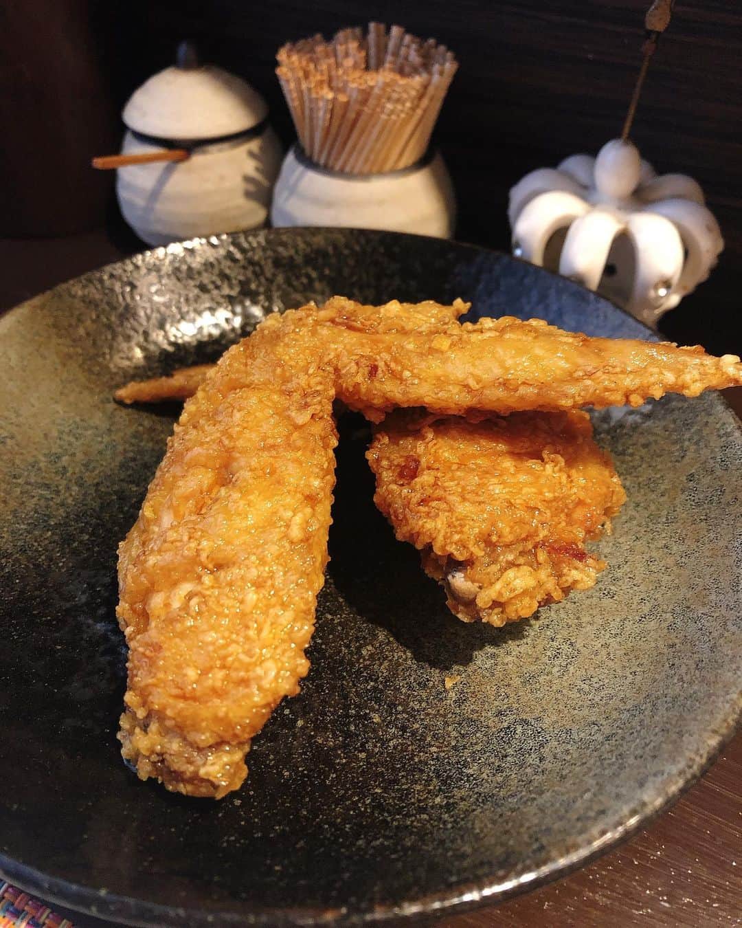 mimiさんのインスタグラム写真 - (mimiInstagram)「火曜サプライズにでてたお店🐓 焼き鳥が止まらない店　焼き膳彩鳥　　 @yakizen_ayatori  に行ってきたよ😋 TVでも絶賛されてた極上手羽先や唐揚げを食べれてHAPPY🤤💕 めちゃくちゃおいしかった😋 私が焼き鳥で一番好きな白レバーも食べれるの🤤❣️ プリプリ濃厚でたまらん美味しさ😆 鹿児島産鳥刺し三点盛りも本当に美味しいから是非食べて欲しい😋 今回お店のご好意で mimiのインスタ見たで TVで絶賛された 極上手羽先orももの唐揚げ をサービスしてくれるみたいなので 是非美味しくてコスパ最強な彩鳥を堪能して来てね😋❤️ 焼き鳥が好きな方はお任せ串だと一本100円でだしてくれるよ💕 （ストップ言うまで永遠とでてくるみたい😆） ・ #彩鳥 #竹ノ塚焼鳥 #竹ノ塚グルメ #焼鳥が止まらない店焼き膳彩鳥 #pr #コラボベース #焼き鳥が止まらない #焼き鳥好き #焼き鳥好きな人と繋がりたい #mimiディナー #極上手羽先 #鹿児島産鳥刺し #火曜サプライズ  #火曜サプライズアポなし旅 #月曜から夜ふかし #東京グルメ #鶏専門店 #インスタ探検隊 #グルメ部 #食べスタグラム #食いしん坊」7月14日 12時33分 - chan.mi3