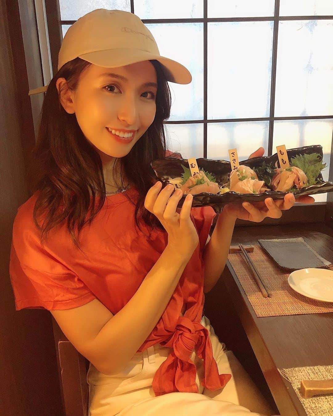 mimiさんのインスタグラム写真 - (mimiInstagram)「火曜サプライズにでてたお店🐓 焼き鳥が止まらない店　焼き膳彩鳥　　 @yakizen_ayatori  に行ってきたよ😋 TVでも絶賛されてた極上手羽先や唐揚げを食べれてHAPPY🤤💕 めちゃくちゃおいしかった😋 私が焼き鳥で一番好きな白レバーも食べれるの🤤❣️ プリプリ濃厚でたまらん美味しさ😆 鹿児島産鳥刺し三点盛りも本当に美味しいから是非食べて欲しい😋 今回お店のご好意で mimiのインスタ見たで TVで絶賛された 極上手羽先orももの唐揚げ をサービスしてくれるみたいなので 是非美味しくてコスパ最強な彩鳥を堪能して来てね😋❤️ 焼き鳥が好きな方はお任せ串だと一本100円でだしてくれるよ💕 （ストップ言うまで永遠とでてくるみたい😆） ・ #彩鳥 #竹ノ塚焼鳥 #竹ノ塚グルメ #焼鳥が止まらない店焼き膳彩鳥 #pr #コラボベース #焼き鳥が止まらない #焼き鳥好き #焼き鳥好きな人と繋がりたい #mimiディナー #極上手羽先 #鹿児島産鳥刺し #火曜サプライズ  #火曜サプライズアポなし旅 #月曜から夜ふかし #東京グルメ #鶏専門店 #インスタ探検隊 #グルメ部 #食べスタグラム #食いしん坊」7月14日 12時33分 - chan.mi3
