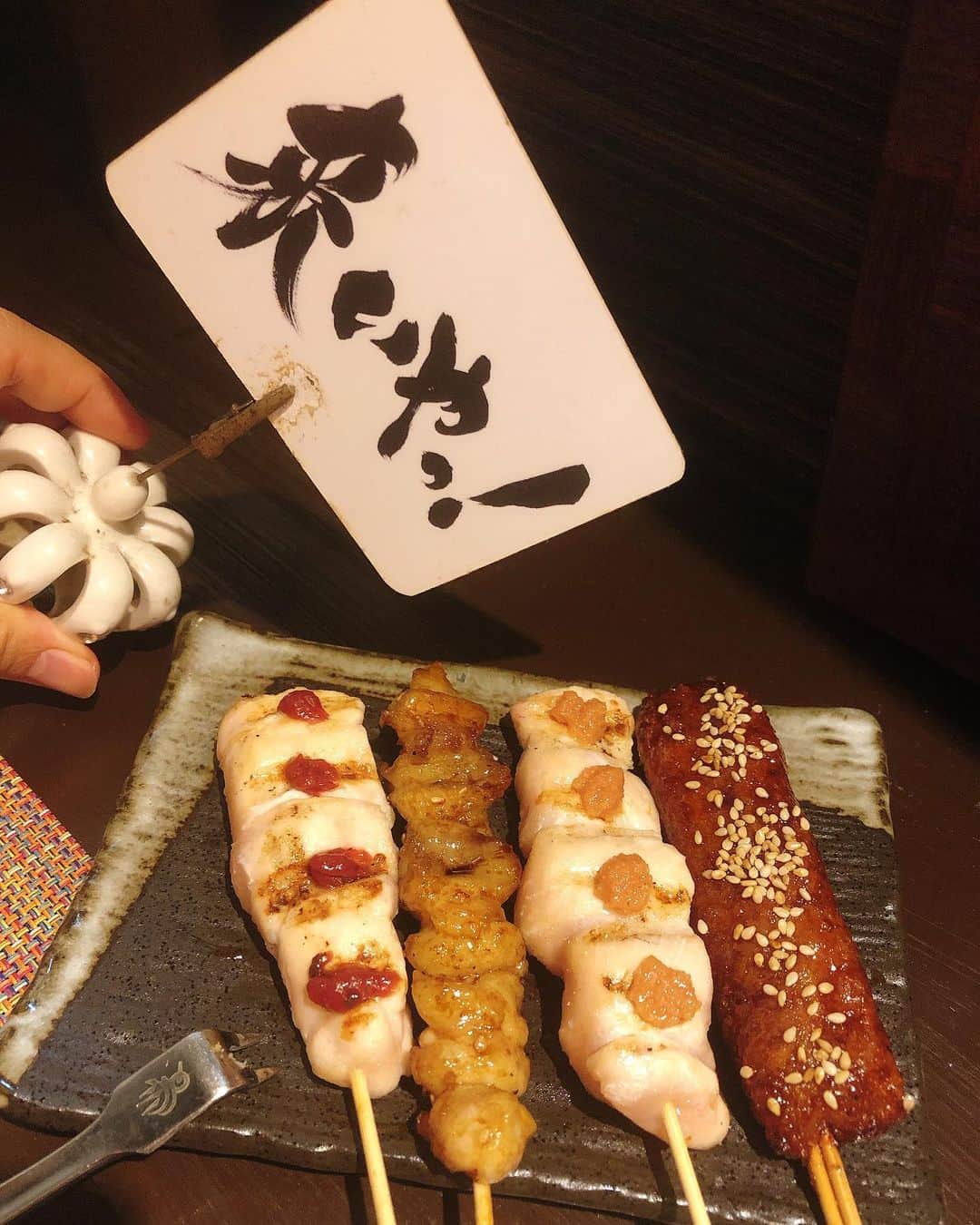 mimiさんのインスタグラム写真 - (mimiInstagram)「火曜サプライズにでてたお店🐓 焼き鳥が止まらない店　焼き膳彩鳥　　 @yakizen_ayatori  に行ってきたよ😋 TVでも絶賛されてた極上手羽先や唐揚げを食べれてHAPPY🤤💕 めちゃくちゃおいしかった😋 私が焼き鳥で一番好きな白レバーも食べれるの🤤❣️ プリプリ濃厚でたまらん美味しさ😆 鹿児島産鳥刺し三点盛りも本当に美味しいから是非食べて欲しい😋 今回お店のご好意で mimiのインスタ見たで TVで絶賛された 極上手羽先orももの唐揚げ をサービスしてくれるみたいなので 是非美味しくてコスパ最強な彩鳥を堪能して来てね😋❤️ 焼き鳥が好きな方はお任せ串だと一本100円でだしてくれるよ💕 （ストップ言うまで永遠とでてくるみたい😆） ・ #彩鳥 #竹ノ塚焼鳥 #竹ノ塚グルメ #焼鳥が止まらない店焼き膳彩鳥 #pr #コラボベース #焼き鳥が止まらない #焼き鳥好き #焼き鳥好きな人と繋がりたい #mimiディナー #極上手羽先 #鹿児島産鳥刺し #火曜サプライズ  #火曜サプライズアポなし旅 #月曜から夜ふかし #東京グルメ #鶏専門店 #インスタ探検隊 #グルメ部 #食べスタグラム #食いしん坊」7月14日 12時33分 - chan.mi3