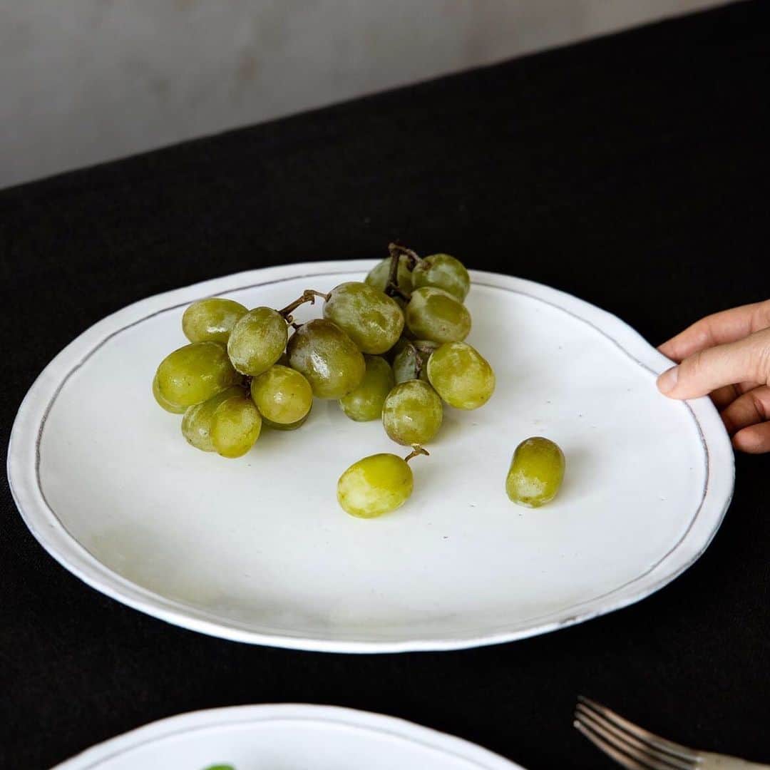 オルネ ド フォイユさんのインスタグラム写真 - (オルネ ド フォイユInstagram)「【アスティエ・ド・ヴィラットでメインディッシュを美しく！】﻿ ﻿ 基本のディナープレートサイズの大皿は、メインディッシュをエレガントに盛りつけられます。﻿ ﻿ また、レストランのようにスープやデザートのお皿の下に敷いて重ねてコーディネートしても華やかさが増して素敵ですね！﻿ ﻿ シリーズによっても雰囲気が違い、シンプルなシルエットのものから、パールのような粒が美しく可憐な雰囲気のもの、マーガレットの花のようなオーバルタイプの大皿まで。﻿ ﻿ お肉のローストやお魚料理の盛り付けにも。﻿ 日常からパーティ時のテーブルまで華やかにしてくれますよ。﻿ ﻿ ●こちらの商品はWEBショップにて販売しております。﻿  ———————————————﻿ ◯WEBショップに関するお問い合わせ◯﻿ オルネ ド フォイユWEBショップ﻿ TEL：03-6876-7832　﻿ （午前10時～午後6時／土日祝定休）﻿ e-mail：order@orne.co.jp﻿ ﻿ ﻿ #astierdevillatte #アスティエドヴィラット﻿ #アスティエ #大皿 #メインディッシュ #白いうつわ #うつわ #食器 #心地よい暮らし #海外インテリア #暮らしの道具 #インテリア雑貨 #シンプルデザイン #インテリア #暮らしを楽しむ #ていねいな暮らし #暮らし #住まい #livstagrammer #ornedefeuilles #オルネドフォイユ」7月14日 12時38分 - ornedefeuilles