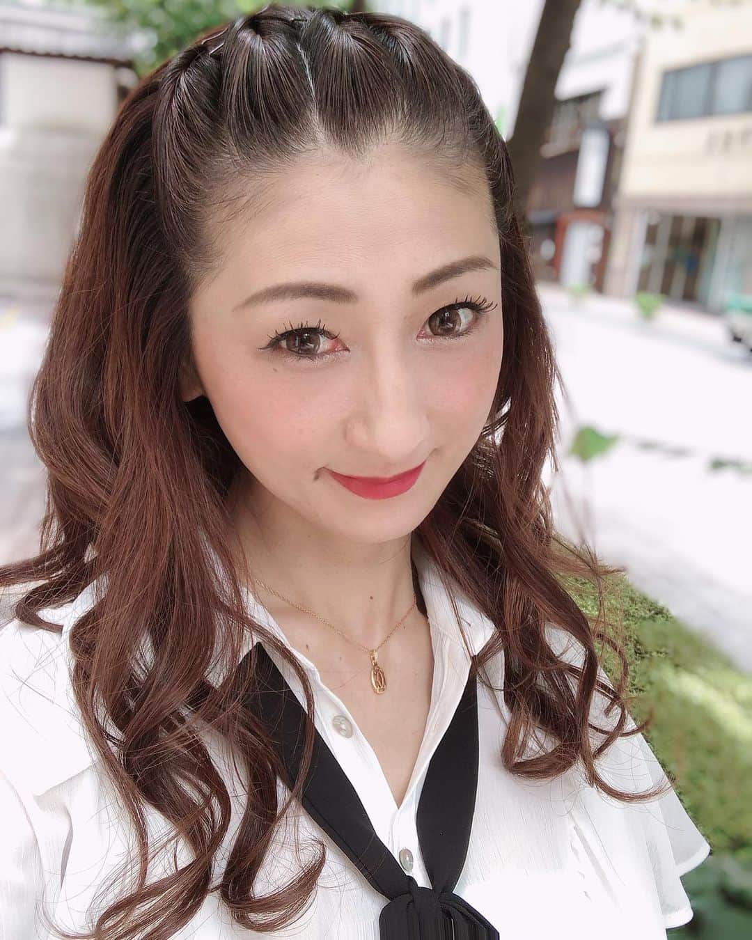 のインスタグラム：「⭐︎⭐︎⭐︎ 久しぶりに … #レーザートーニング へ〜😌✨ ・ @yagbeauty_official さんに行ってきました❣️ ・ 自粛期間中ずっと行けていなかったから💦 なんか嬉しい😊 ・ 月1 のお肌のお手入れに レーザートーニング また再開しようっと💕 ・ ・ 私は毎回、レーザートーニングと合わせて #ピーリング も必須❣️ ・ 相乗効果が高まって、ツルっ✨もちっ🙈💕試してみる価値ありです👍 ・ ・ 肌の変化をすぐに実感できるので、ほんとに嬉しい(๑˃̵ᴗ˂̵)💕  レーザートーニングは続けていると、しっかり効果が感じられます😌✨ くすみが取れて透明感が出てくる〜🙌 ・ 私は 確実に #トーンアップ してるよっ⤴︎⤴︎ これからも続けて通うのが楽しみだなぁ😌 ・ ・ ご興味ある方は、是非こちらご覧になってくださいね↓ www.yag-beauty.jp/ ・ ・ 【 Dualclinic 神戸院 】 兵庫県神戸市中央区明石町32明海ビル7階 ☎0120-93-2784 ・ ・ #yagbeauty#rrrskin#レーザートーニング#ファビュラスピーリング#RRRマスクパック#美容#美肌#シミ#くすみ#ハリ#美意識 #モデル#model#神戸#kobe#ウォーキング講師 #インフルエンサー#followme#フォローミー#お洒落さんと繋がりたい#三連休 #休日 #holiday #大阪 #osaka #旅行好きな人と繋がりたい #旅」