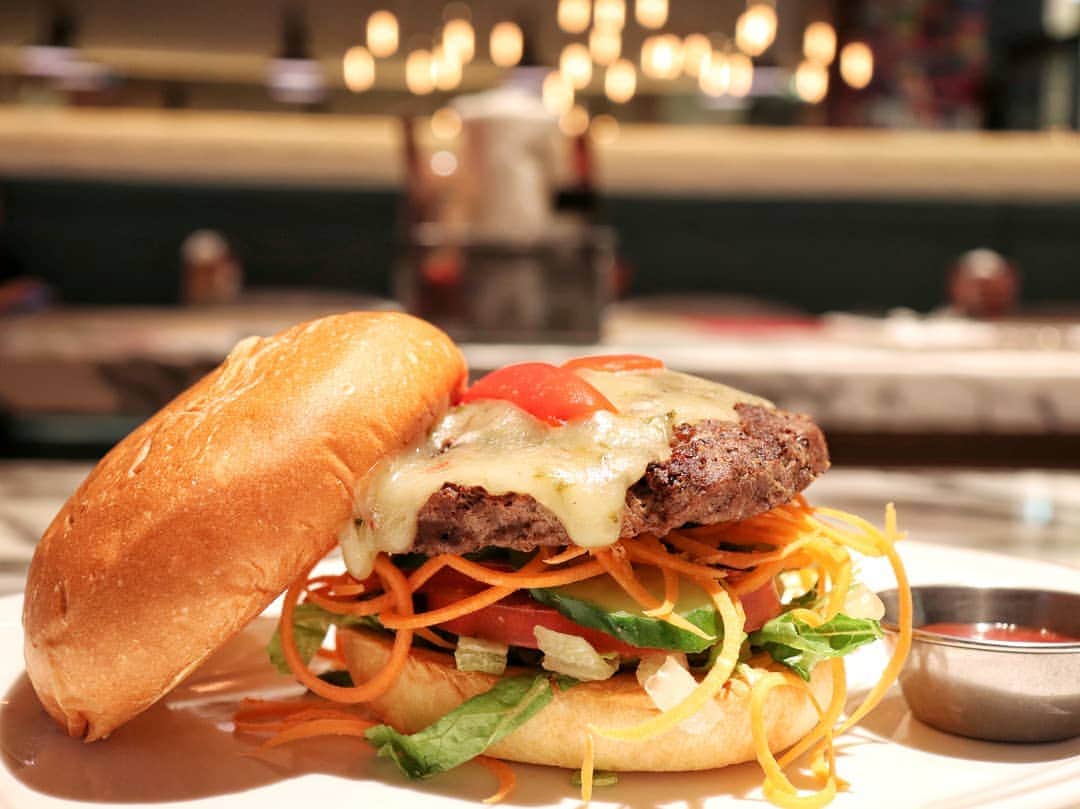 THE COUNTER JAPAN公式さんのインスタグラム写真 - (THE COUNTER JAPAN公式Instagram)「あいにくのお天気続きも、おいしいハンバーガーを食べて気分を上げたい今日この頃😊🍔﻿ ﻿﻿ ******************﻿﻿ 🆕プロフィールのURLより、HPにてWEB予約を承っております💻﻿ 🆕テイクアウトアプリ「menu」にてオーダー可能です✨﻿ ﻿﻿ #thecounterjpn#hamburger#togo#burgertime🍔#burgerholic#burger🍔#burgermania#burgerkill#burgerday#burgerjoint#burgerlife#バーガー#takeout#六本木ハンバーガー#ハンバーガー巡り#ザカウンター#テイクアウトグルメ#ハンバーガー好き#グルメ好きな人と繋がりたい#ハンバーガー🍔#飯テロ#食べログ高評価#六本木テイクアウト#ハンバーガー大好き#おうち時間#野菜好き#お肉#テイクアウトランチ#テイクアウトグルメ#テイクアウト#おうち時間#おうちご飯」7月14日 12時49分 - thecounterjpn