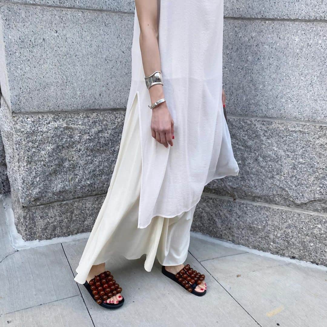 大塚良子さんのインスタグラム写真 - (大塚良子Instagram)「何年か前にNYのvintage shop  @duonyc で買ったsilkの透け感あるロング丈トップスに  @black_crane のスカートを合わせて。 歩くとボリュームあるスカートが綺麗になびいて好き #nyc #streetstyle #fashion  #summerfashion  #nyc」7月14日 12時59分 - ryokokonami