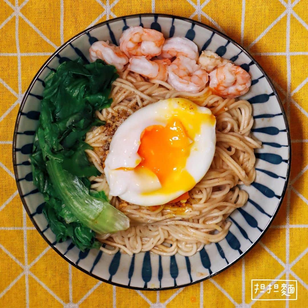 4foodie, for foodieさんのインスタグラム写真 - (4foodie, for foodieInstagram)「📍Taipei, Taiwan 老媽拌麵 / 以下餐點及價位 担担麵 / $188 (4份入) 美味程度：🌕🌕🌕🌕🌑 💡補充💡除了辣之外，還有麻醬，吃起來中和了辣味，對我來說算微辣而已，是細麵，但不會過軟，彈性不錯，醬汁也足，份量挺有飽足感！ 酸辣拌麵 / $188 (4份入) 美味程度：🌕🌕🌕🌗🌑 💡補充💡平時敢吃醋酸的人在嘗試唷，這算是比較見仁見智的口味，雖然不是老媽系列裡我最喜歡的口味，但我還可以接受這樣的酸，辣度個人覺得普通，算是挺開胃的口味！ 整體： 環境衛生：宅配 服務態度：宅配 再訪意願：🌕🌕🌕🌕🌕 🗺於「樂天市場」購入 💡補充💡 一直都是老媽拌麵的愛好者(真心不騙我全品項都吃過，而且家裡必囤的拌麵就是這家🤣) #4foodie #4foodie宅配 #樂天美食 #老媽拌麵 #拌麵 #宅配美食 #樂天市場 ©版權所有，不得轉載copyrights reserve」7月14日 13時00分 - 4foodie