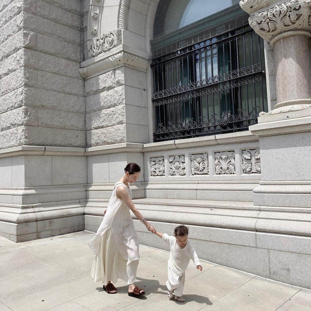 のインスタグラム：「Dress code #white  #summer #motheranddaughter #肩すごい笑」