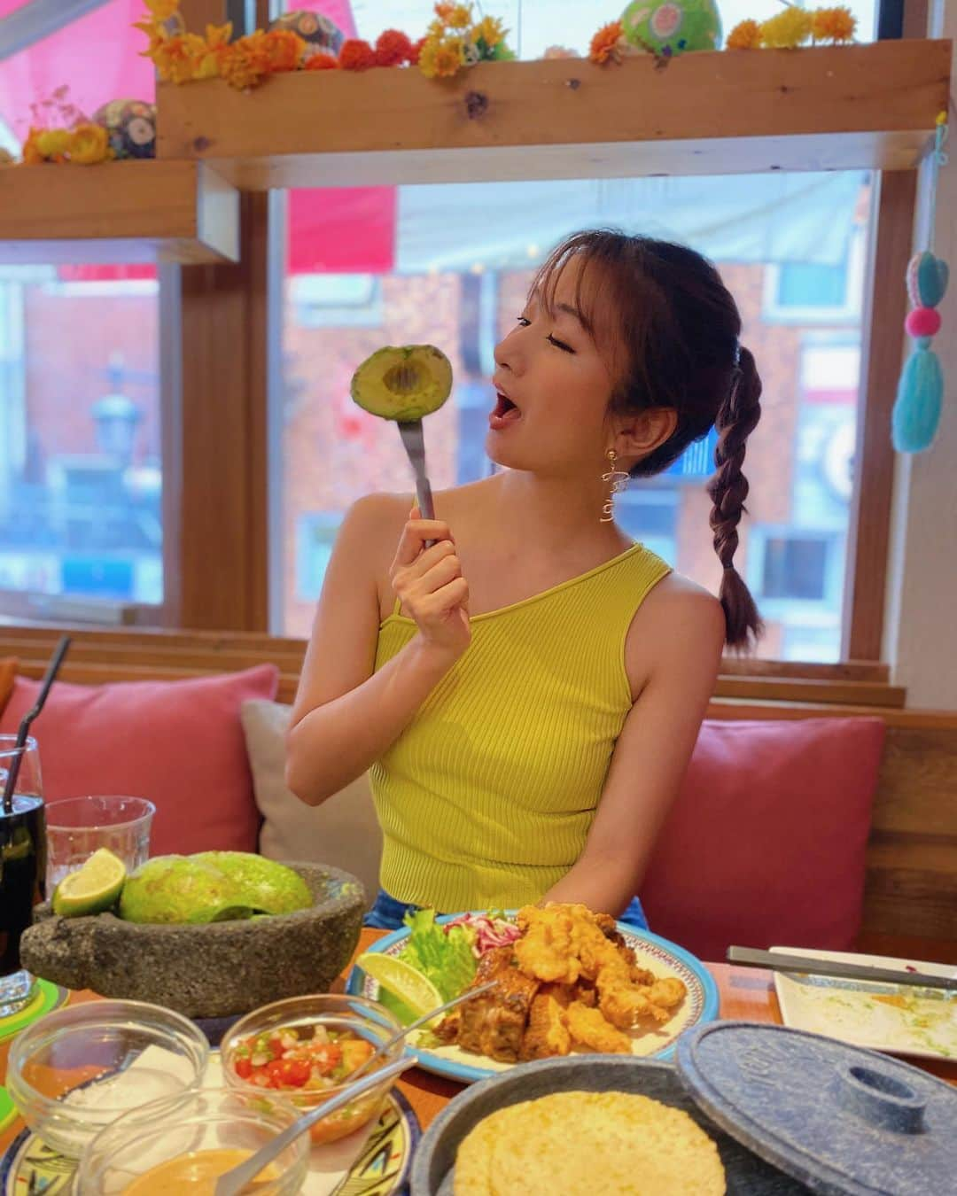 中村江莉香さんのインスタグラム写真 - (中村江莉香Instagram)「#マシソヨ 😋🥑#アボカドコース 🥑 なんと#アボカド食べ放題🥑  最高すぎる‼︎笑🤣✨おかわり何度も出来る幸せ...🥑💚🥑💚 お店は窓も開いていて除菌も徹底されていましたよ😌🤲‼︎店内がとても可愛くて素敵な時間を過ごせました🥑😋🌈 #tacos🌮 が好きすぎて美味しすぎた😋 ピリ辛もさいこーう❤️ ・ #打ち合わせランチ #遅めのランチ #お腹いっぱい #食べ放題ランチ #アボカド好きと繋がりたい #アボカド専門店 #女の子の好きなもの #アボカドカフェ #三密を避けて #飲食店を応援しよう #除菌対策 #女子会 #お気に入りカフェ #メキシカンダイニングアボカド #食べる美容液 #アボカド #オシャカフェ #可愛いお店 #三つ編みポニー #三つ編みポニーテール #ヘアアレンジ #AVOCADO #PR #インフルエンサー #食べグラム #インスタグラマー」7月14日 13時09分 - erica_nakamura