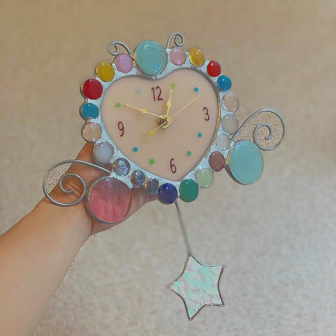 透水さらさのインスタグラム：「娘がひとつひとつガラス玉を選んで、ハンダゴテまで使って作った壁掛け時計が届きました🕰 工程がとっても楽しくて思い出になりました #壁掛け時計 #ステンドグラス #八ヶ岳リゾナーレ  #子供部屋時計」