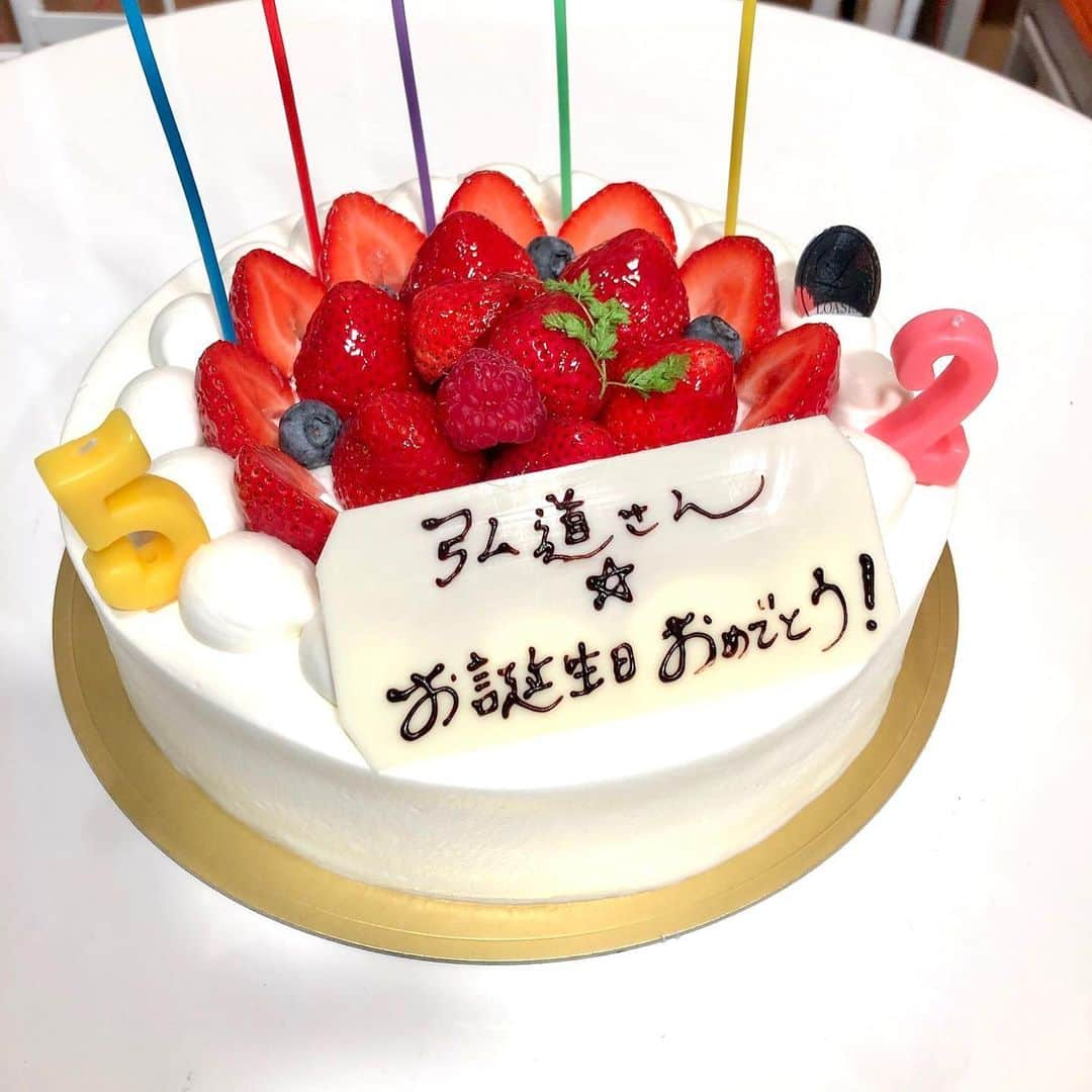 佐藤弘道さんのインスタグラム写真 - (佐藤弘道Instagram)「私事ですが、本日52回目の誕生日を迎える事が出来ました。 これからも兄として、父として、指導者として、医学博士として、少しでも世の中のお役に立てられるように頑張りたいと思います(^^) 皆様、今後ともよろしくお願いいたします！ 天国のお父さんお母さん、産んでくれてありがとうねぇ〜╰(*´︶`*)╯♡  #誕生日  #朝起きたら家族からプレゼント #ありがたい  #お花が届いた  #株式会社えがお  #ありがとうございました  #佐藤弘道」7月14日 13時20分 - satouhiromichi023