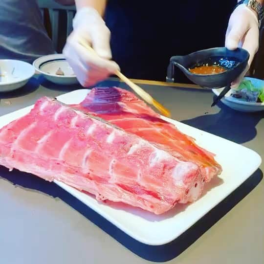 のインスタグラム：「7月14日 いよいよ明日横浜駅直結鶴屋町で マグロバンクウオキンをオープン致します！ マグロは色んな食べさせ方を楽しんで頂けるように仕掛けていきます！ マグロに限らず豊洲市場より色んな海鮮もバンバン仕入れますよ〜牡蠣も北海道や兵庫、岩手の食べ比べも面白いですし、佐賀の岩がきとも比べてみて下さい！ スタッフ一同急ピッチで元気よくスタンバイしていますのでご期待下さい！ 横浜魚金も近くにあります！ どちらもお昼から旨い魚揃えて営業していますので合わせて宜しくお願い致します  仕入部　片之坂 #魚金 #新橋#新橋居酒屋#居酒屋#銀座#京橋#神田#海鮮丼#刺身#吉祥寺#中落ち#池袋#タコ#たらこパスタ#刺身盛り合わせ#パエリア#渋谷#魚好きと繋がりたい #レモンサワー#馬車道#本鮪#横浜グルメ#飲酒タグラム #オープン#日本酒好きな人と繋がりたい #どんぶり#うなぎ#ステーキ#金目鯛 #yummy」