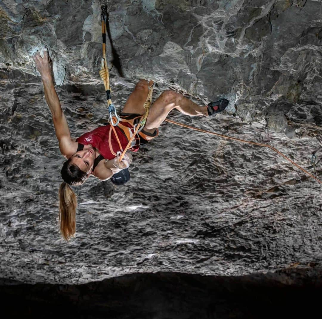 ミナ・マルコヴィッチのインスタグラム：「Halupca 1979, 9a. 👌  . Osp cave; 12.07.2020. Ffa.   . Foto: @ lukafonda   . #foryourmountain #outdoorclimbing #climbingismypassion #9a #ffa #outdoorlife #rockclimbing」