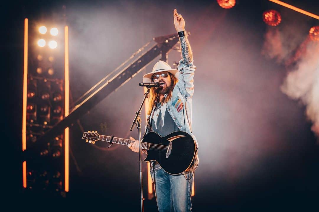 ビリー・レイ・サイラスさんのインスタグラム写真 - (ビリー・レイ・サイラスInstagram)「Don't forget to tune in TONIGHT for @cma’s "Best of #CMAfest" at 8|7c on @abcnetwork! Catch @lilnasx, @keithurban and I performin' #OTR last year!  📸:@stevenjbradley」7月14日 4時58分 - billyraycyrus