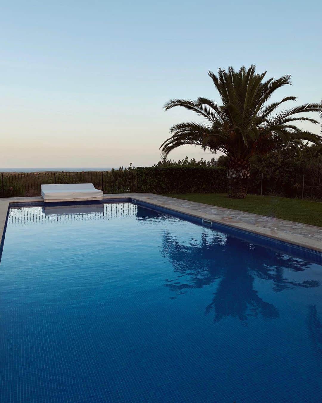 ペニーレ・タイスベックのインスタグラム：「Annonce Late Night swim with this view 🌴 @villas2rentmallorca #villas2rentmallorca」