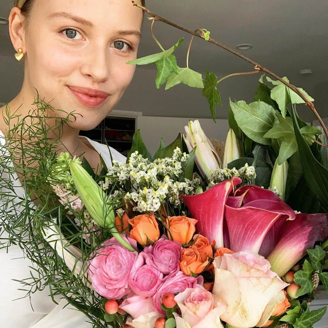 グレイシー・ドジーニーのインスタグラム：「wish my summer roomies were here to tell me I still had my breakfast on my face...these flowers sure brought a smile to it though! Thank you @ainslee_mcalees 🥰 love and miss you sis」
