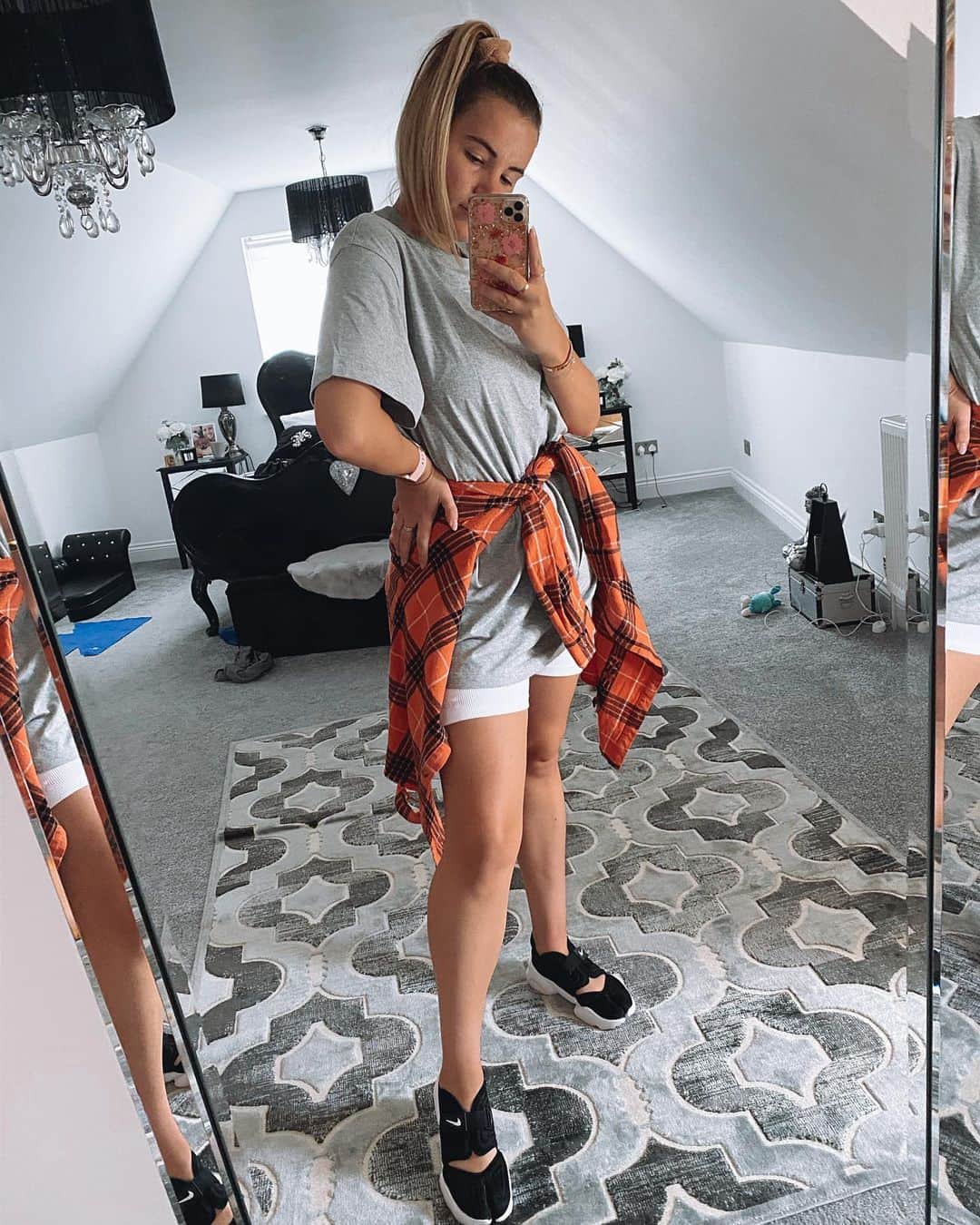 ジョージア・コウソウロウのインスタグラム：「Side pony has become a recent thing 🤣 my hair has been up the WHOLE of lockdown ! I can’t wait to get it done this week 😝 who has got there hair done yet?」