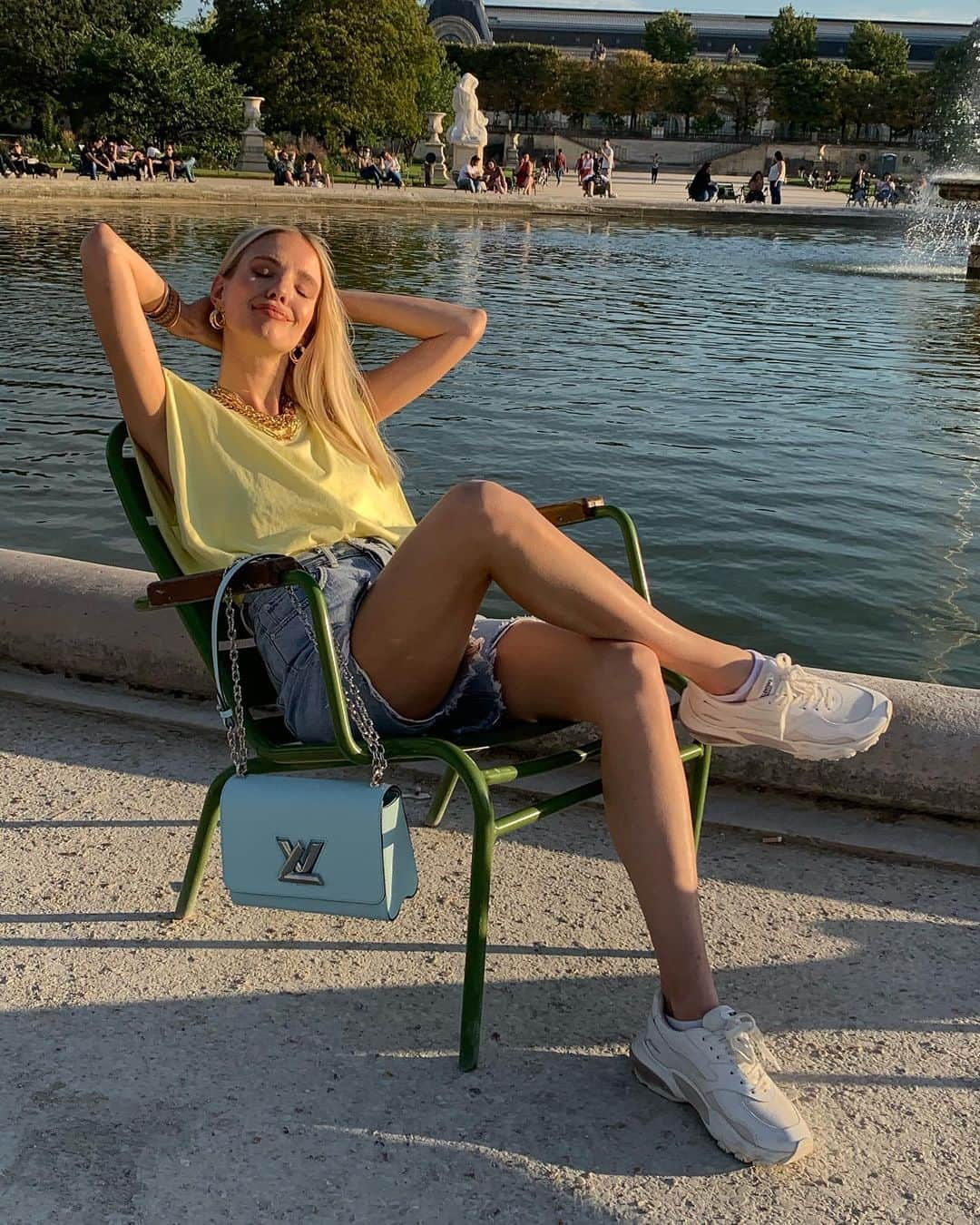 レオニー・ハンネさんのインスタグラム写真 - (レオニー・ハンネInstagram)「Paris makes me happy 🦋 Anzeige/Tag Some favorite moments from yesterday’s dinner picnic, no filter no nothing - Just happy moments. 🤍 #paris #louisvuitton」7月14日 5時26分 - leoniehanne