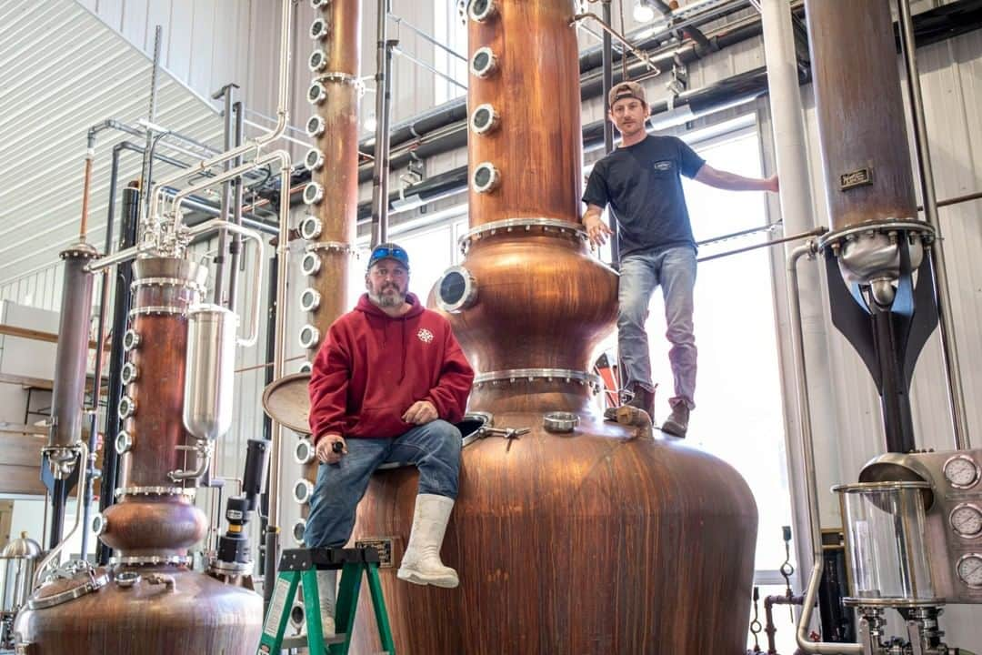 ナショナルジオグラフィックさんのインスタグラム写真 - (ナショナルジオグラフィックInstagram)「Photo by @edkashi  Kevin Bascom, left, a distiller, and Brad Ransom, right, head of production, at Nauti Spirits in Cape May, New Jersey. Nauti Spirits has been making hand sanitizer instead of its usual gin, vodka, and rum. I’ve spent the past two months documenting the people and businesses that have stepped up in my home state of New Jersey during the height of the coronavirus pandemic, which has now killed more than 15,000 in the state. This has been my way to engage in the current situation the only way I know how—through visual storytelling and going out into the world to observe, learn, document, and share. Follow me @edkashi for more from #RisingToTheCall, highlighting stories within New Jersey. #wewillprevail #lifeduringcorona #newjersey #gardenstate」7月14日 5時32分 - natgeo