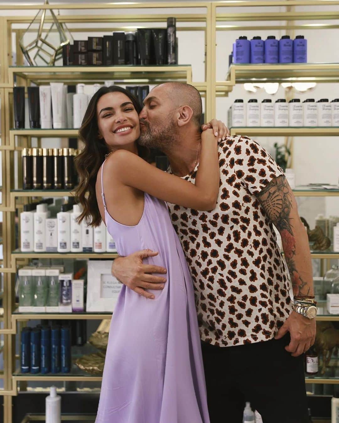 ジョアナ・サンスのインスタグラム：「Mi padrino @iamjuancastaneda 💝 Muchos me preguntáis como es que empecé en la moda...  Pues aquí va mi historia:  Tenía 14 años y me presenté a un casting que se realizaba en el centro comercial Carrefour de Añaza (mi barrio, en la isla de Tenerife). Buscaban “new faces” para desfilar con las diversas marcas del centro comercial, pero las buscaban de mínimo 16 años... Yo con mi 1,79 de altura y mi talla 32 (era muy flaquita), enamoré a mi padrino y al pedazo de fotógrafo @alfonsobravo_oficial 🥳 Por lo que hicieron un poco el visto bueno con mi edad. Gané el concurso, desfilé por primera vez y a partir de ahí ellos apostaron por mi en todo lo que se venía 🙌🏽 Mi padrino Juan me cuidó y me guió em todo siempre... Hasta en los problemas que pudiera tener con “bookers”... Entre Alfonso y él, me hicieron un book precioso para conseguir agencia fuera de Canarias y bueno... Ahí me fui con 17 años para Madrid✌🏼 Conseguí agencia en Madrid-Barcelona que me representara por el mundo y pues, comencé a trabajar por todos lados a la vez que estudiaba. Total, para no contar tampoco hasta el día de hoy😅 quiero agradecer a mi padrino por estar a mi lado todos estos años, por creer en mi, por cuidarme y por quererme hasta el día de hoy.... Sin ti, no sería quien soy 💝 Te quiero más de lo que se podría querer a alguien con el mismo apellido. Gracias destino por semejante regalo👣 Por cierto, a todas estas, no solamente es descubridor de talentos haha también es un estilista/peluquero/maquillador maravilloso☺️ TeQuiero🧚🏻 Gracias por encaminarme 🤣」
