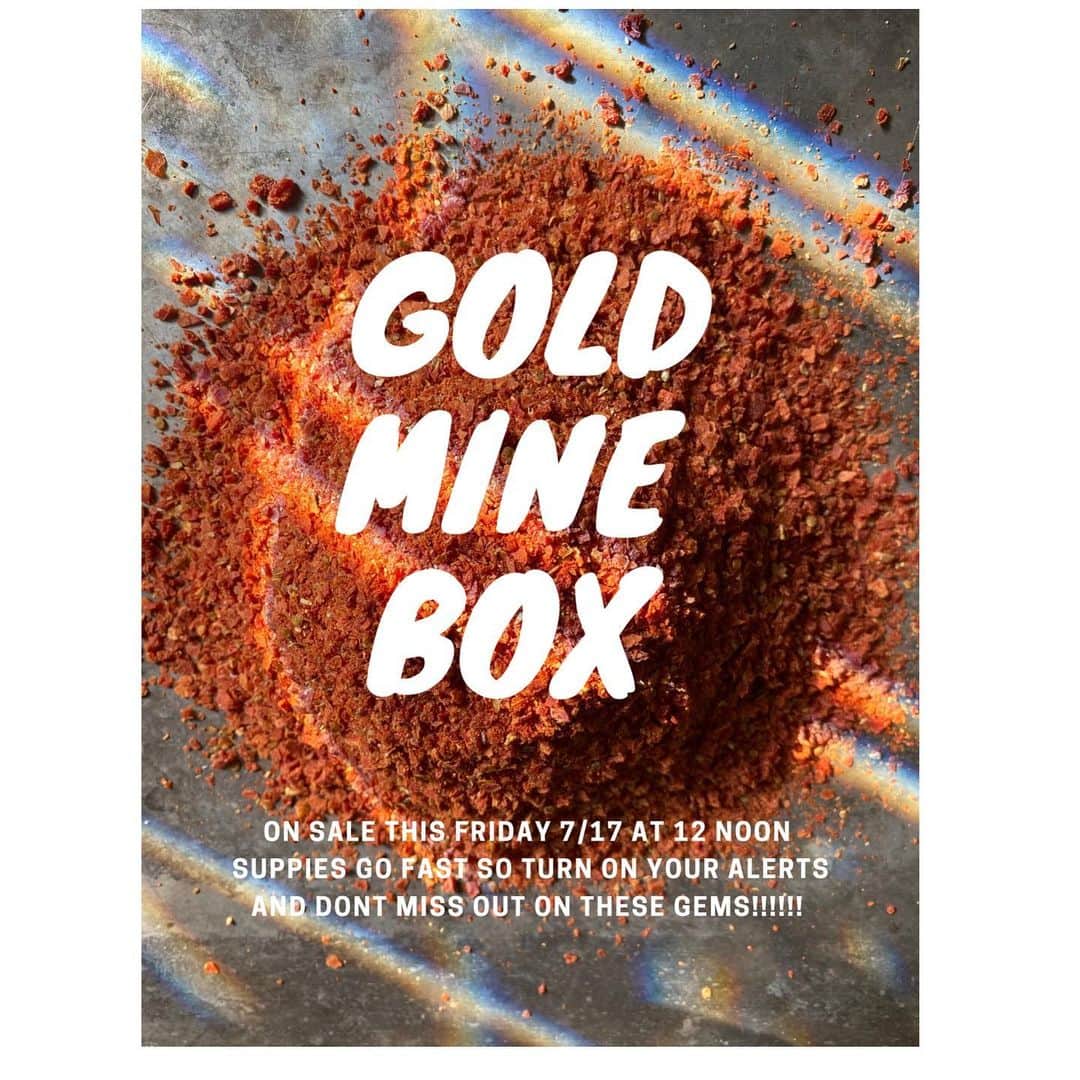 ケリスのインスタグラム：「Let’s talk about flavors ! As promised the new GOLD MINE BOXES ARE READY ! And will be going on sale this Friday 7/17 at 12 noon PST . I’m excited about this box because I put in some of my family staples that get us through the week in a real way here on the farm . Flavors you will love and will make cooking something delicious and exciting easy as 1 2 3 . Here’s what we got. - -Hawaiian black lava salt with dehydrated tomato , rosemary and lavender from bounty farms gardens .   - Far East blend  Black sesame , ginger , onion , garlic , sea salt , cracked black pepper .  This blend is delicious and is great on any seafood , stir fry , noodles , chicken or steak just add and Cook with a little sesame oil .   -Colombian aji  Dehydrated cilantro, lime , tomato , Spanish onion , spring onion , garlic , habanero, sea salt . This rub is so versatile , you can add it to vinegar and olive oil to make the prefect vinaigrette , amazing to make Latin style beans or soups , and perfect to roast fish or chicken and perfect for steaks and chops alike . This is one of my favorites .  -Mediterranean spice  Oregano, coriander , thyme , cinnamon, clove , onion , garlic, parsley , lime , salt .  Roast the most delicious potatoes or carrots with this blend . I love it on lamb chops or baked chicken , cook in rice or sprinkle in olive oil and balsamic to dip your favorite bread 🥖. - - The very best beef jerky you will ever have.  Brown sugar rub beef jerky that will turn you into an instant addict ❤️  - 10 hour smoked cbd rosemary sea salt . Our rosemary is grown and dehydrated here on the farm. Rosemary has so many medicinal properties . Rosemary was traditionally used to help alleviate muscle pain, improve memory, boost the immune and circulatory system, and may promote hair growth long term . Dehydration ensures that all of each ingredient keeps all of its vitamins and nutrients that we want and need.   - Indian red rice savory and seasoned to perfection so all you need to do is boil and wait for the aromatic goodness to take over your kitchen . @bountyandfull it’s a lifestyle  It’s all about the love ❤️ Buen provecho ! #goldmine #spices #foodie #treasures #gems #delicious」