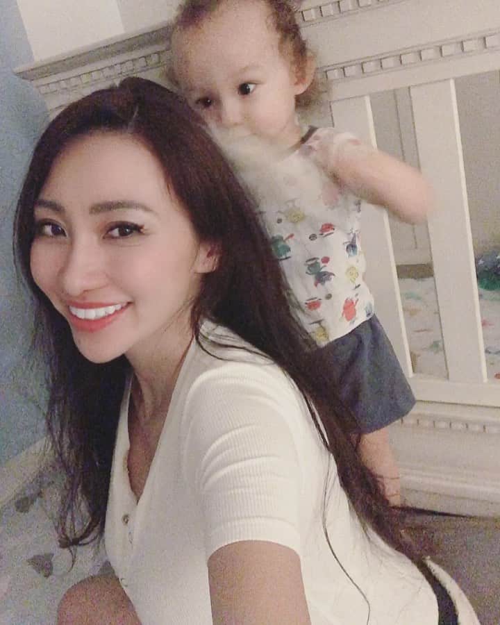 春名愛海のインスタグラム：「レオくん。2歳❤︎ Leo, Two!と嬉しそう☺️  最近の流行りはママの真似っこ。 あみがれおくんブラシしたられおくんがママのをするの❤︎ Can’t believe he is already 2yo and he loves copying me lately. After I brush his hair, he brushes my hair 🥺 Mama can’t handle the cuteness❤︎ . . . #love #ファッション #时尚 #패션#japanese  #asian #boymom #happy #lalife #influencer #momlife #losangeles #japnesemodel #ロサンゼルス #カリフォルニア #ママスタ #子育てぐらむ #海外生活 #撮影  #ママリ  #ママライフ #toddler  #バイリンガル #バイリンガル育児 #boymom #toddlerboy #kidsmodel」