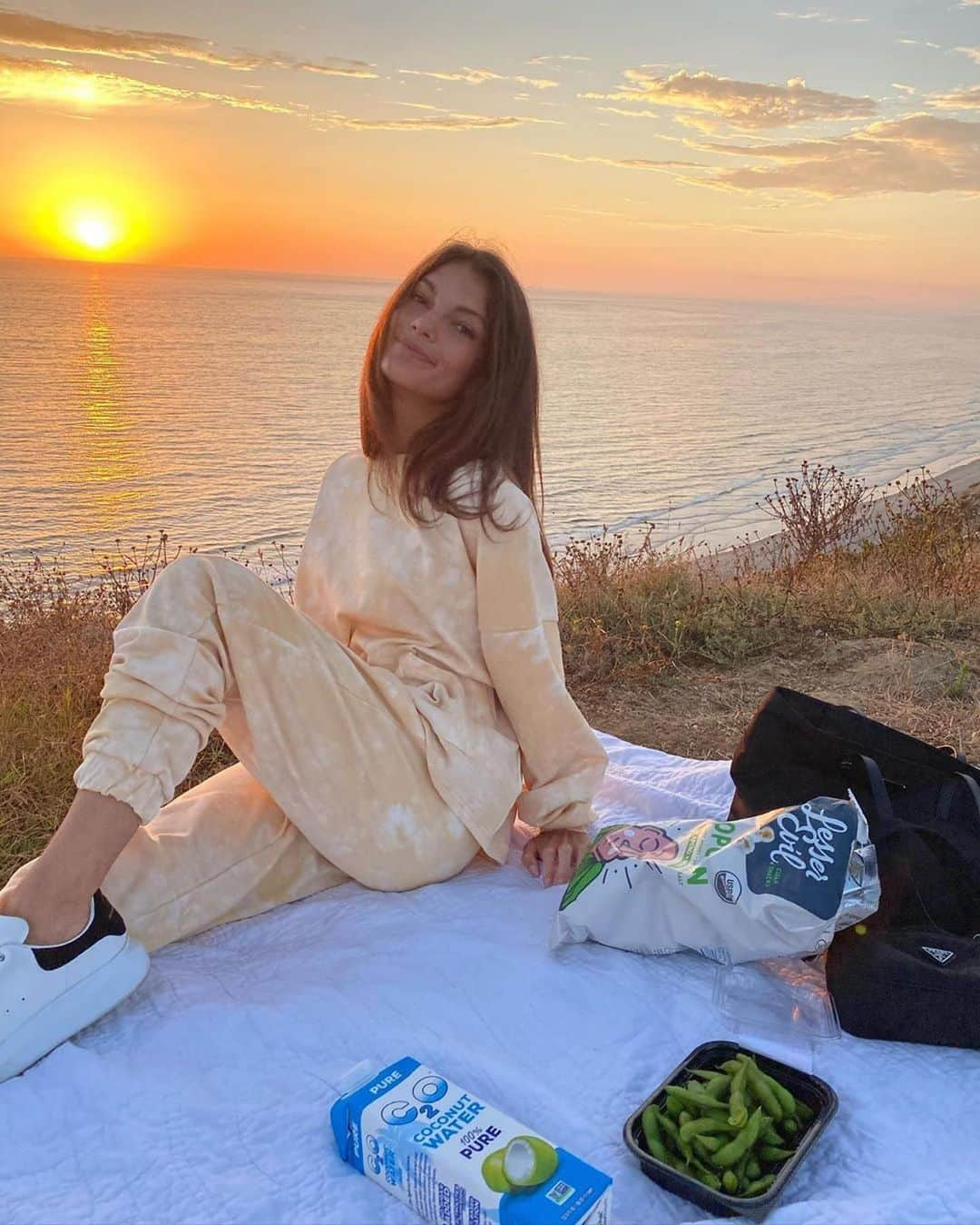 tiger Mistさんのインスタグラム写真 - (tiger MistInstagram)「Golden hour with @olivialarodriguez 💛 Wearing the Shiloh jumper + pant / 30% off sweats sale ending soon」7月14日 5時58分 - tigermist