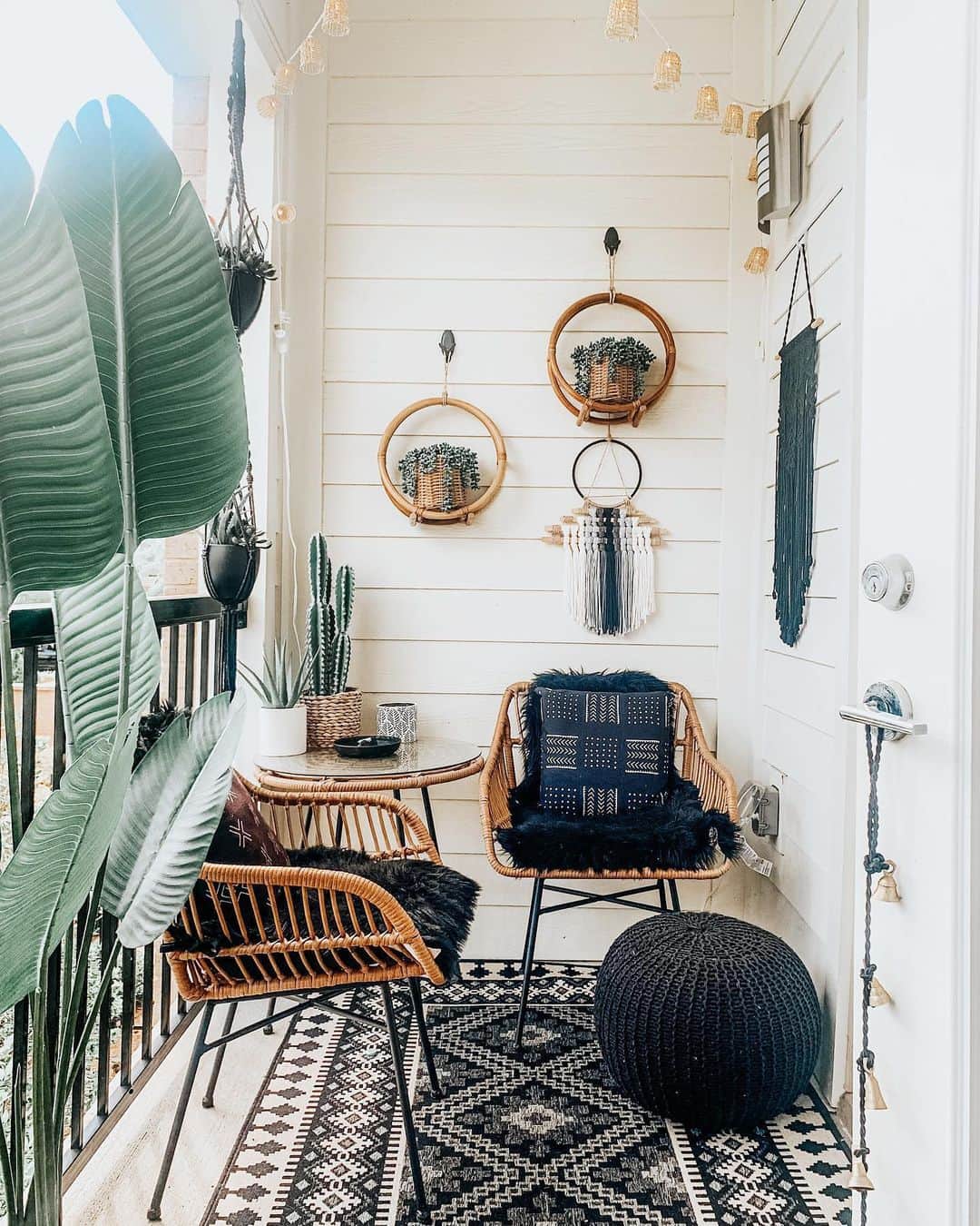 のインスタグラム：「Small space, big comfort ✨ (📸: @megan_mcgarity, @stylebymersy, @decor.by.dp)」