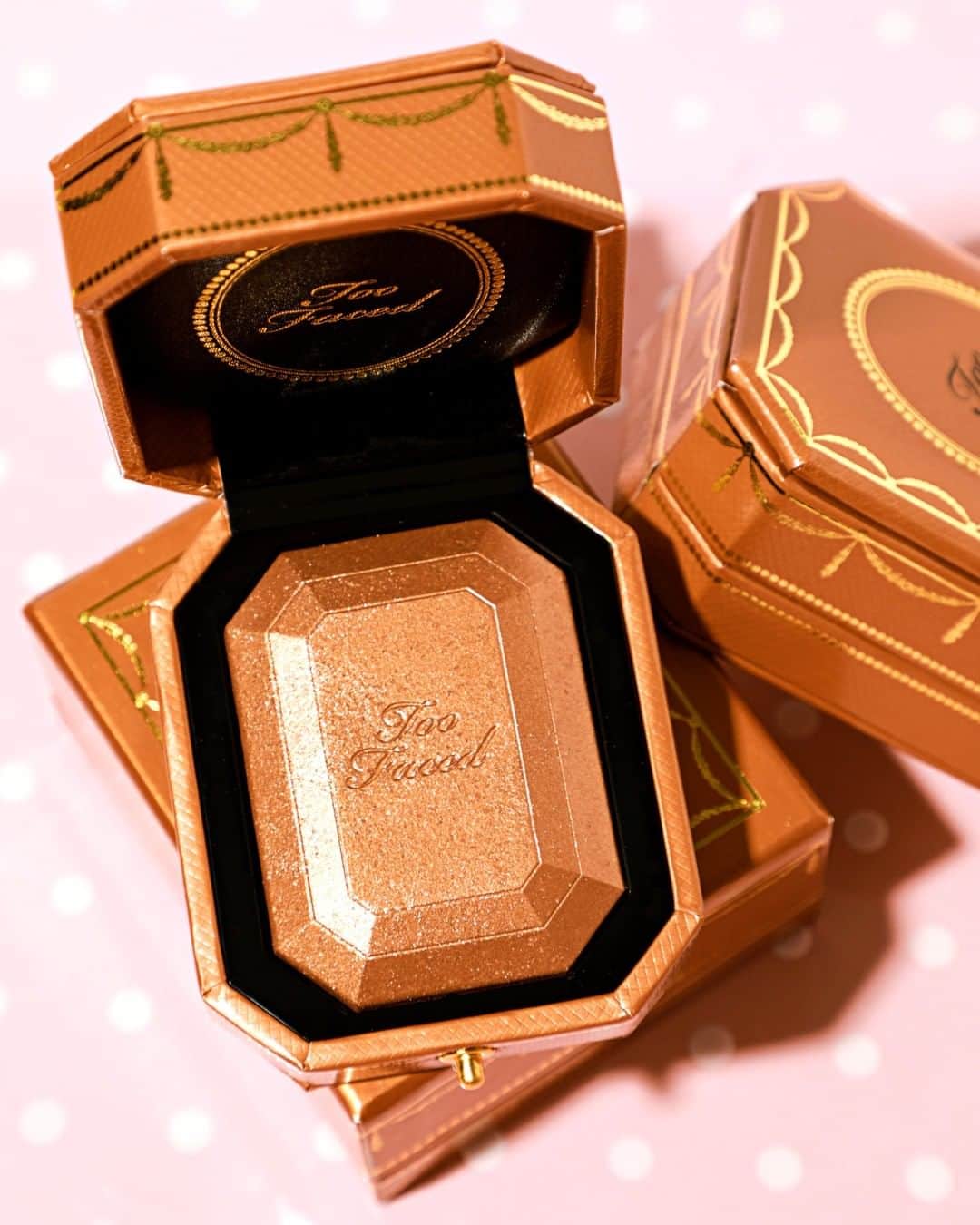 Too Facedさんのインスタグラム写真 - (Too FacedInstagram)「Create a bronze diamond fire radiance like you've never seen. ✨ Our multi-use Diamond Fire Bronzer can be used on eyes, face, and body! #toofaced」7月14日 6時01分 - toofaced