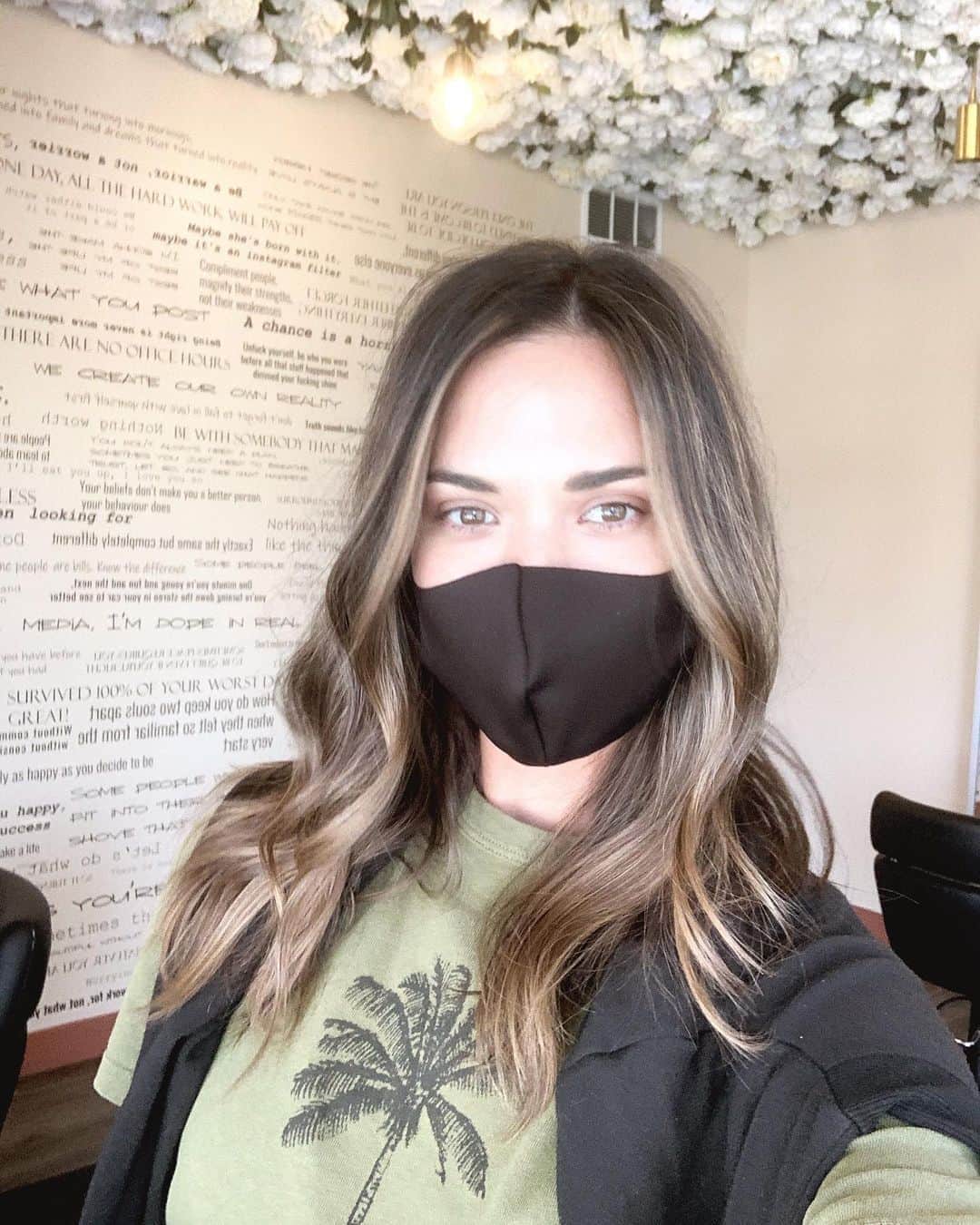 オデット・アナブルのインスタグラム：「Take care of yourself but also #wearadamnmask. Thank you to my color queen @nikkilee901 for the much needed and long overdue love on my hair and thank you to @ninezeroone for taking all of the precautionary steps to keep us feeling safe with temperature checks and distance and all the hand sanitizer. 🖤」