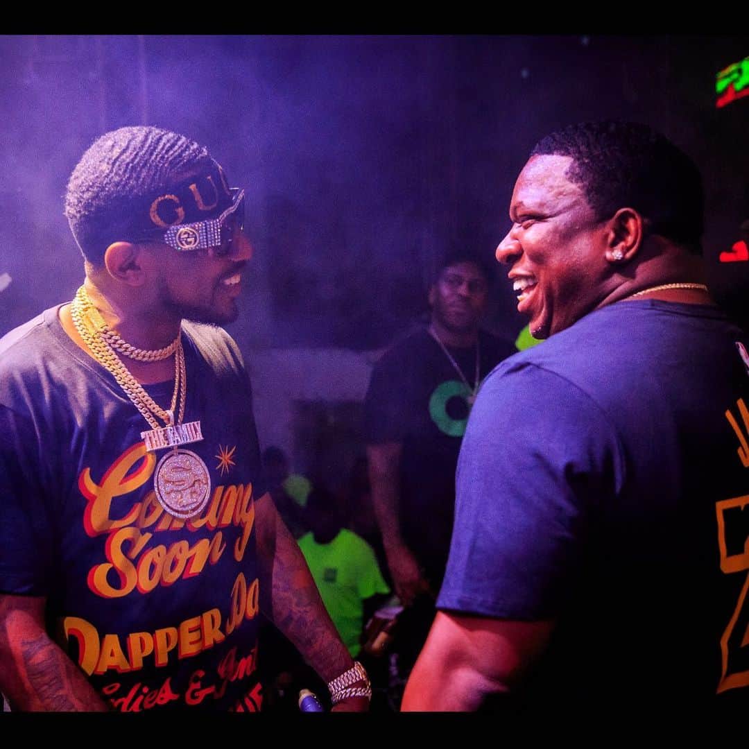ファボラスのインスタグラム：「This pic is the strength of our friendship.. We straight up , laugh at & wit each other thru it all.. And that’s why we see eye to eye!! Wit that said i wanna wish my dawg @bigfenditv a Happy Birthday!! 🎈  Everybody help me Celebrate Life for my boy Big Fendi!! But don’t send him no cakes cuz he already Big & the Quarantine weight is crazy right now 😩😂」