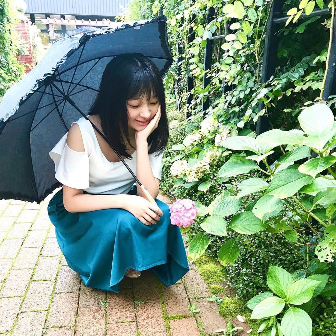 前野えまさんのインスタグラム写真 - (前野えまInstagram)「雨だけど楽しく過ごそう☔️ ・ ・ #雨降り #雨の朝 #紫陽花 #花と私 #今日も楽しく #前野えま   #rain #rainyday #hydrangeas #purple #flowers  #followme #tagsforlikes #tflers #tagsforlikesapp #actress #actor #girl #photography #portrait #portraitphotography」7月14日 6時22分 - maeno_ema