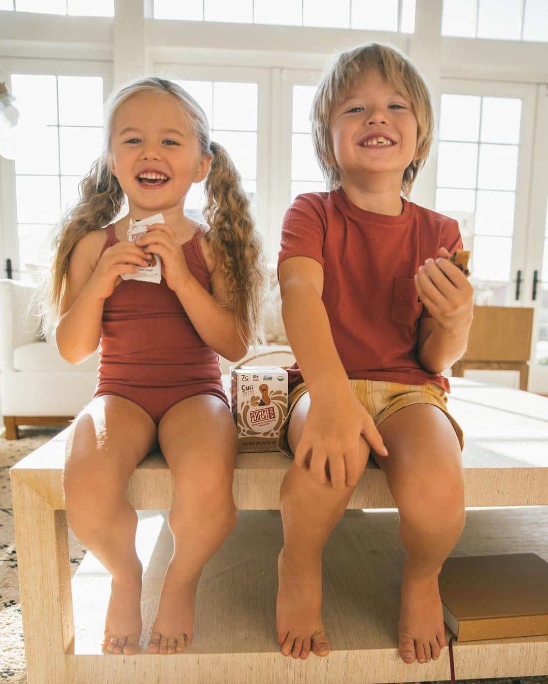 Amber Fillerup Clarkさんのインスタグラム写真 - (Amber Fillerup ClarkInstagram)「The kiddos snacking before gymnastics! One of our favorite snacks in the house - for both the kids and myself. @perfectkids.snacks are organic and made with whole food protein and 8+ superfoods. And honestly they are just really delicious. We teamed up with Perfect Kids to give one family a year supply of organic snack bars! To enter, follow @perfectkids.snacks and tag a friend below! Good luck 💕 #perfectkidspartner」7月14日 6時30分 - amberfillerup