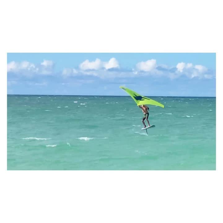 荒川れん子のインスタグラム：「This is called WING FOIL, so popular in Maui🏄‍♂️ こちら、ウイングフォイルといってマウイで大流行だそう。ボードの下にフォイルがついていて海面から浮くようになっているとか。風が強いマウイならでは！オアフでも流行るかな？ . 見ているだけでも面白かったから #詳しくはブログで 後ほど💦多分😅 . . #hawaii #maui #hilife #islandhopping #surfing on#instagenichawaii #travel #wingfoil #ocean #luckywelivehawaii #lifeisajourney #lovehawaii #ハワイ #マウイ #ハワイ生活 #ハワイ暮らし #旅 #日々の暮らし #ハワイ旅行 #ハワイ好き #島巡り #連休 #今のハワイ #妄想ハワイ #マリンスポーツ #流行 #人気 #海 #サーフィン」