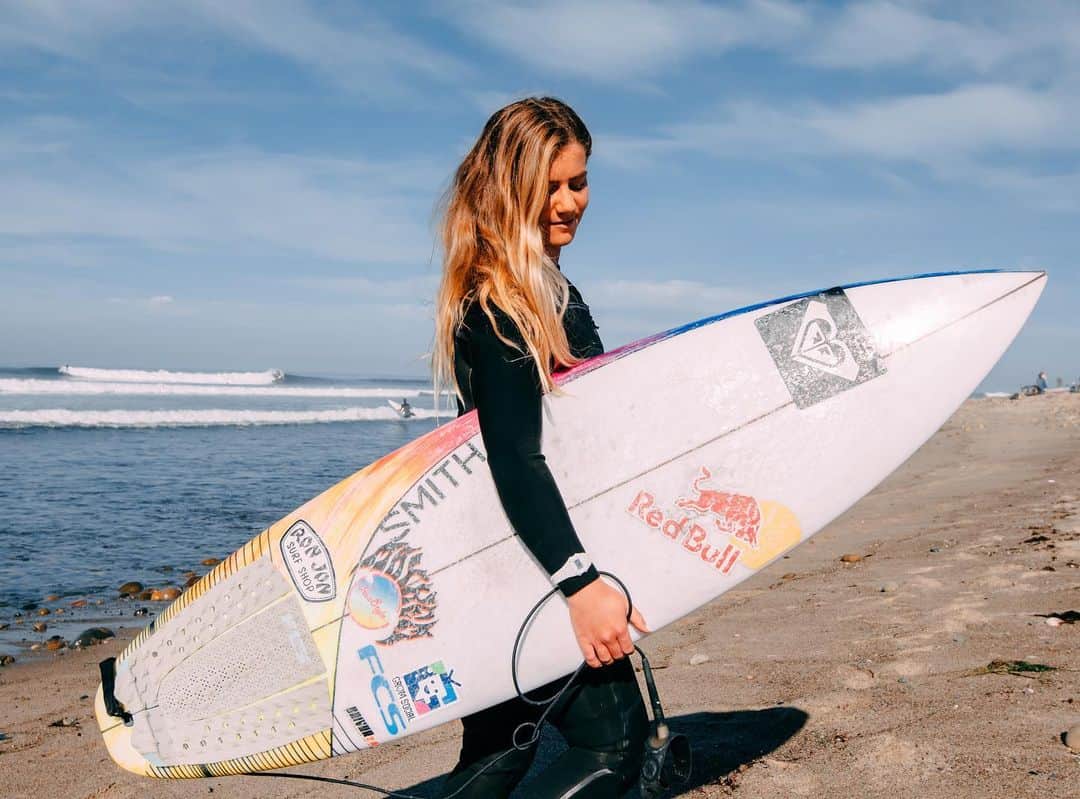 キャロライン・マークスのインスタグラム：「My signature @fcs_surf traction pad is out now! Go get one at you’re nearest surf shop 💕」