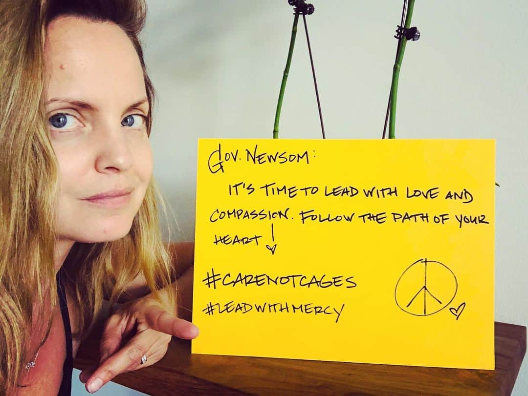 ミーナ・スヴァーリのインスタグラム：「Hi @GavinNewsom  I’m calling on you to #LeadWithMercy and expand the emergency release order, immediately. 6192 people in CA prisons have tested positive for COVID-19 – an increase of 1146 cases in two weeks.  This is a public health crisis and it is way past time to #LetThemGo! #JusticeLA #MercyMonday 🤟🏼」